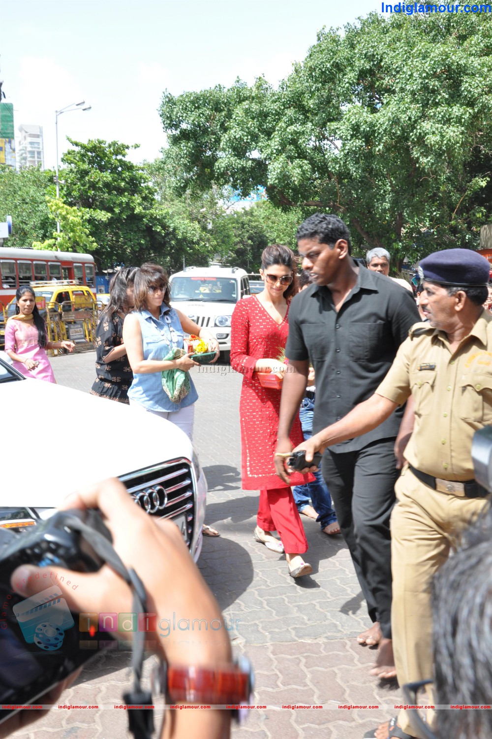 Deepika Padukone at Sidhivinayak Temple Event hd photo