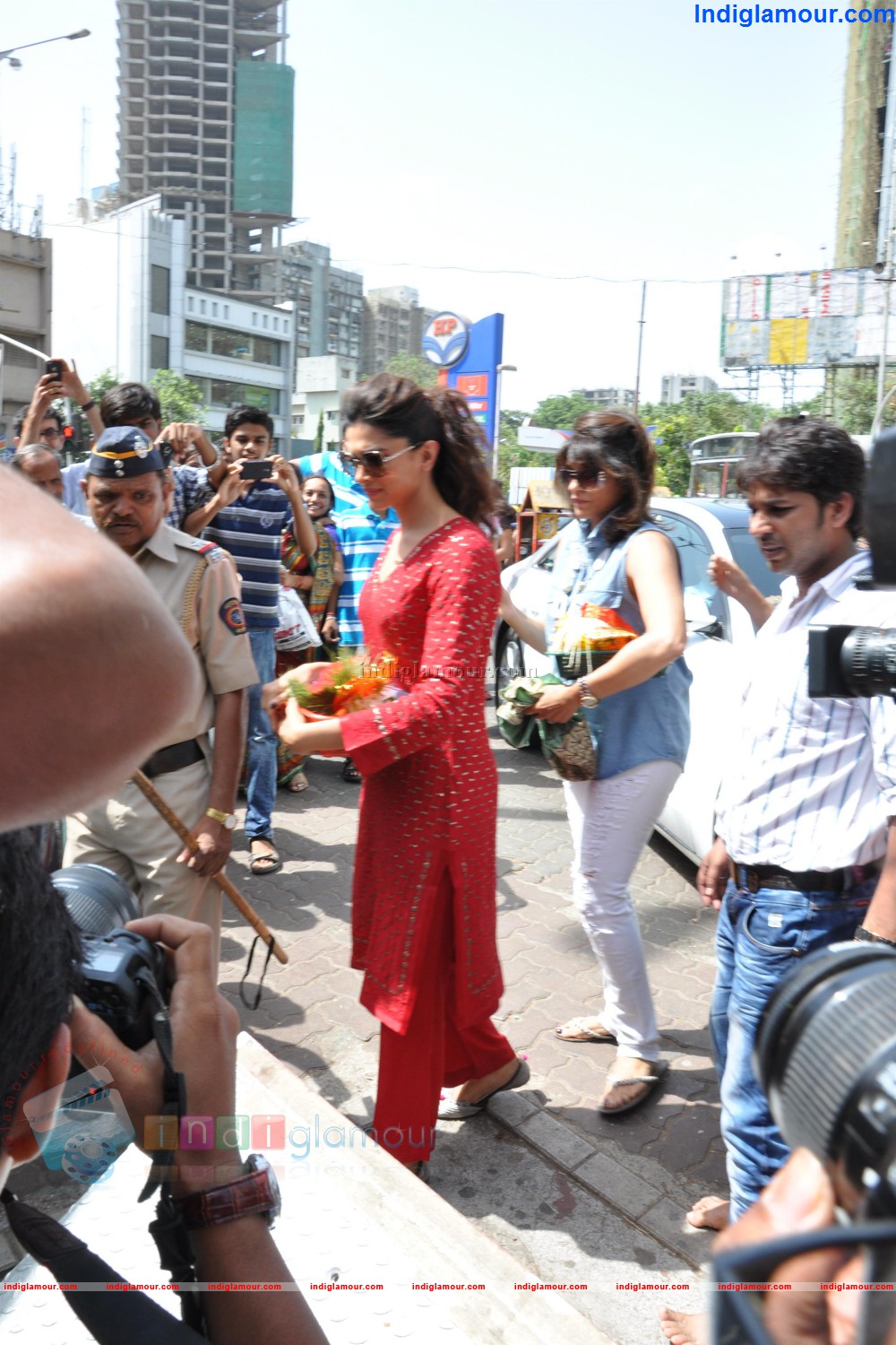 Deepika Padukone at Sidhivinayak Temple Event hd photo