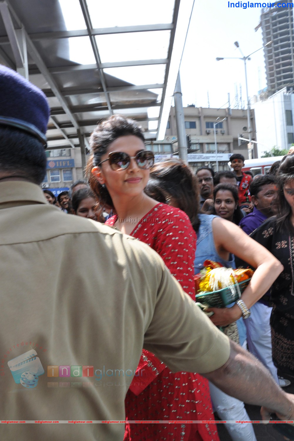 Deepika Padukone at Sidhivinayak Temple Event hd photo