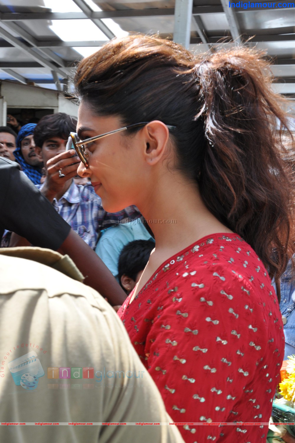 Deepika Padukone at Sidhivinayak Temple Event hd photo
