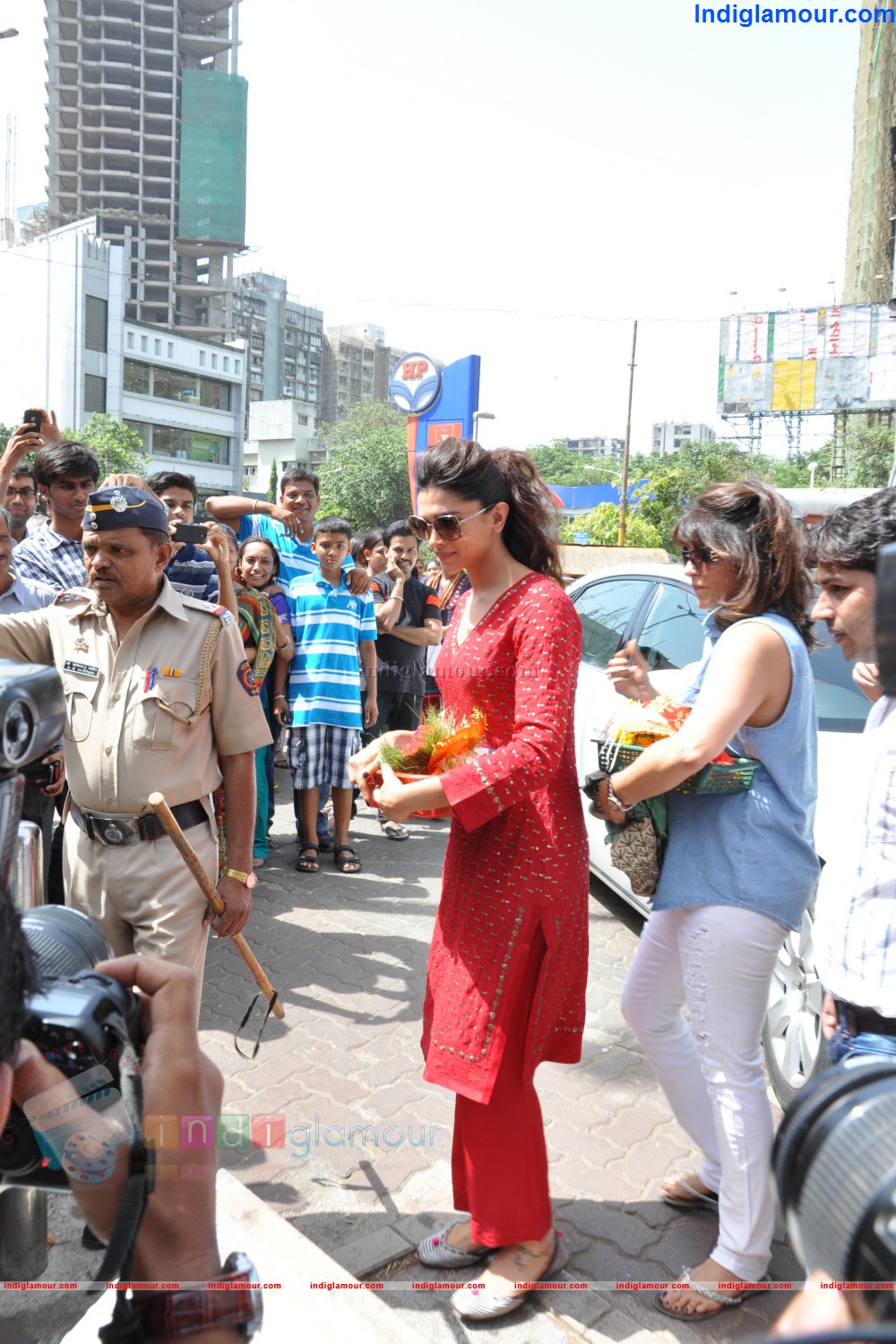 Deepika Padukone at Sidhivinayak Temple Event hd photo