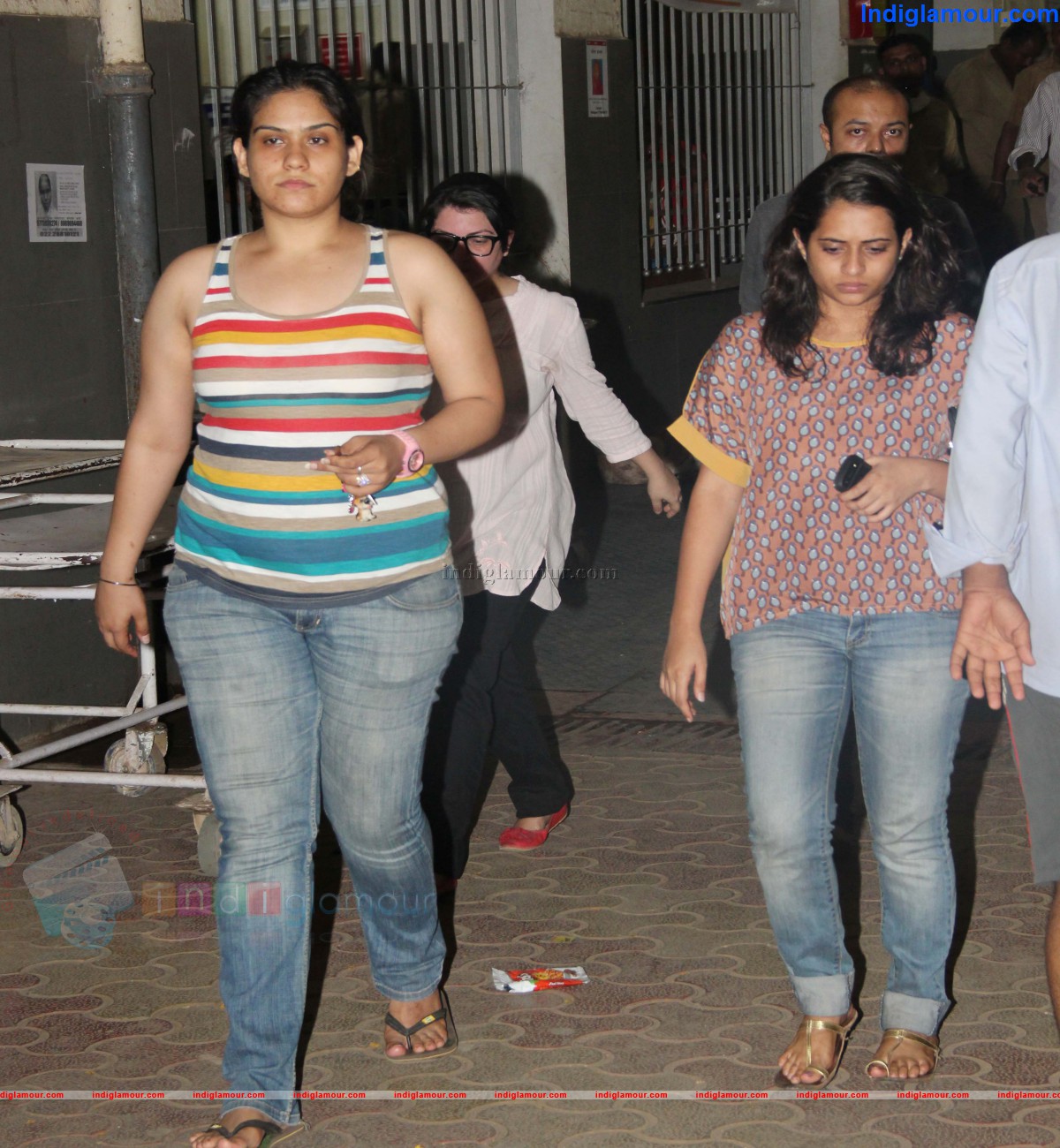 Jia Khan Commit Sucide at Her Residence Event hd photo