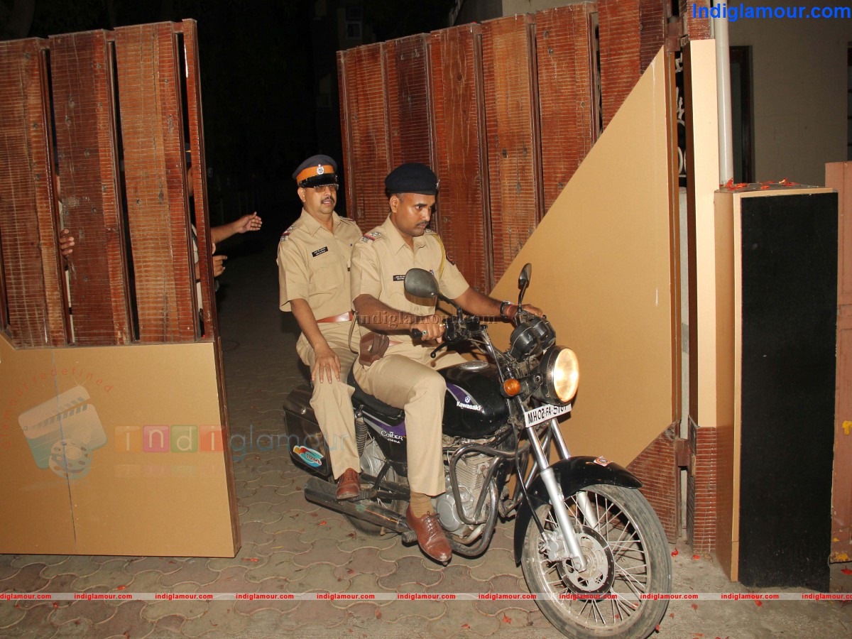 Jia Khan Commit Sucide at Her Residence Event hd photo