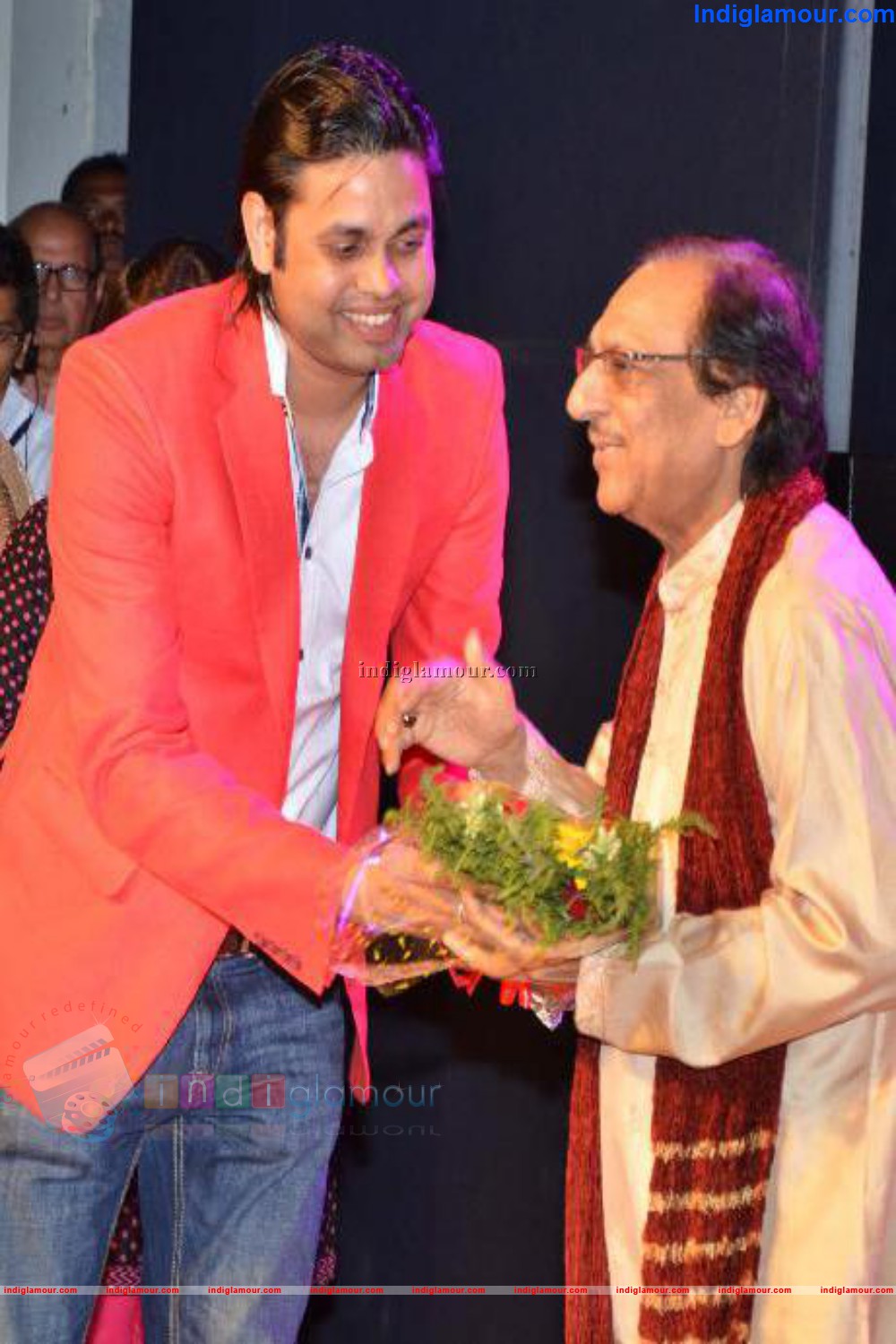 Ustad Ghulam Ali gave the Cheque of Two Lakht to Draught Effected Areas of Maharashtra Event hd photo