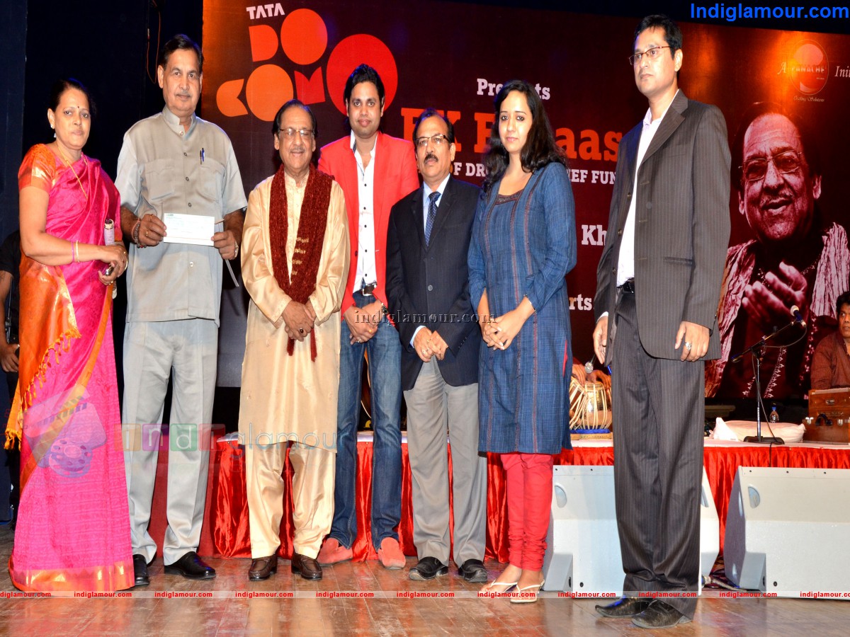 Ustad Ghulam Ali gave the Cheque of Two Lakht to Draught Effected Areas of Maharashtra Event hd photo