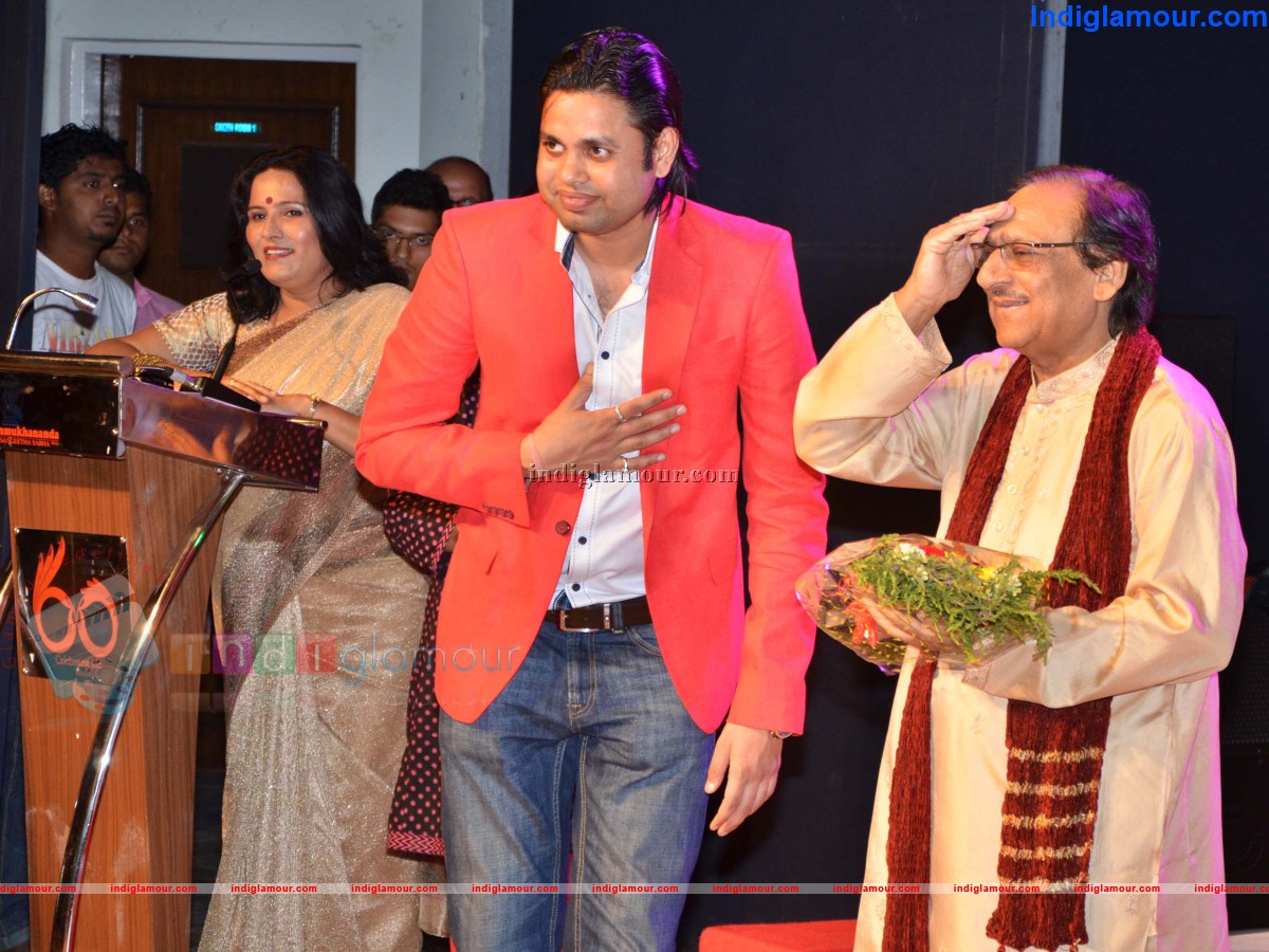 Ustad Ghulam Ali gave the Cheque of Two Lakht to Draught Effected Areas of Maharashtra Event hd photo