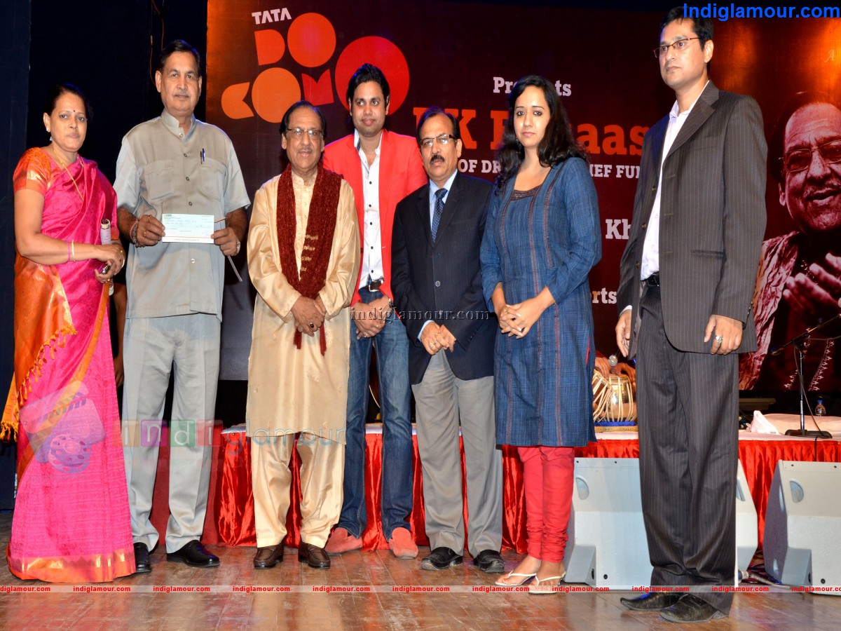 Ustad Ghulam Ali gave the Cheque of Two Lakht to Draught Effected Areas of Maharashtra Event hd photo