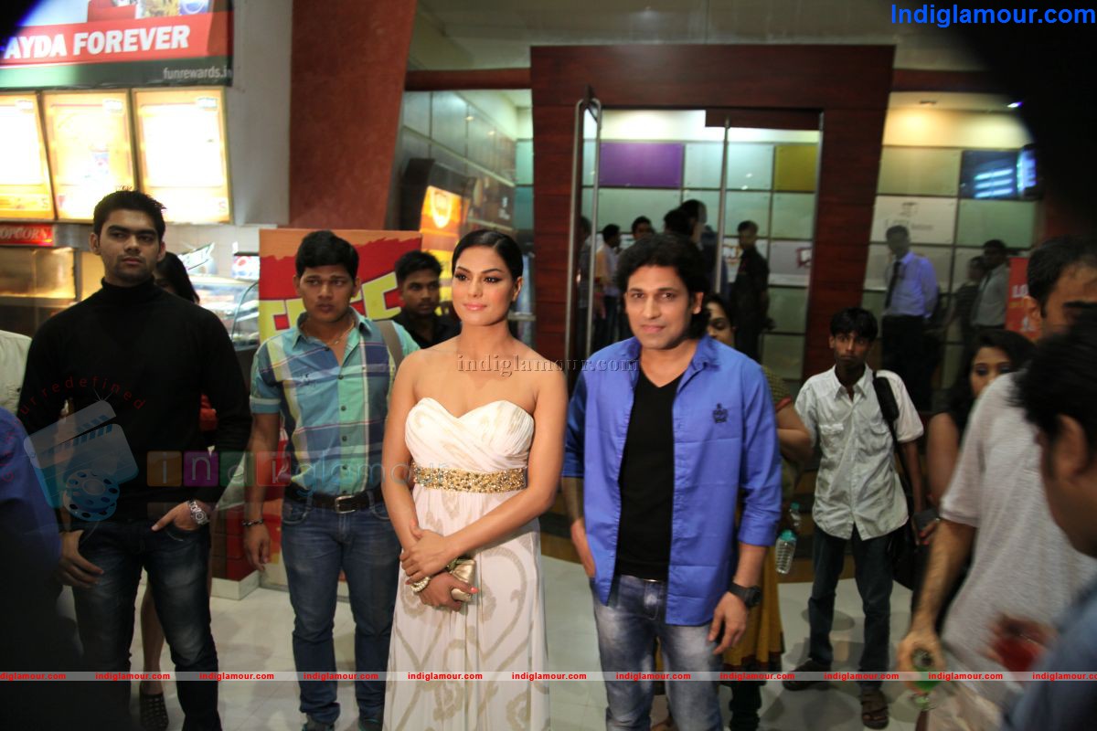Veena Malik with Rajan Verma at Zindagi 50 50 Premiere Event hd photo