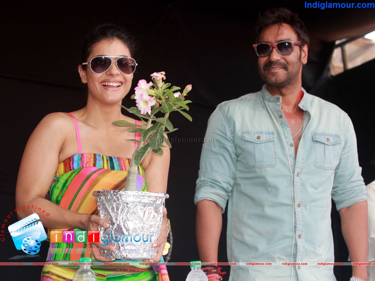 Ajay Devgun Kajol Devgun Tanuja Mukherjee at The Clean Lonavala Function Event hd photo
