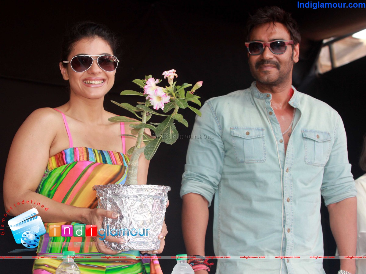 Ajay Devgun Kajol Devgun Tanuja Mukherjee at The Clean Lonavala Function Event hd photo