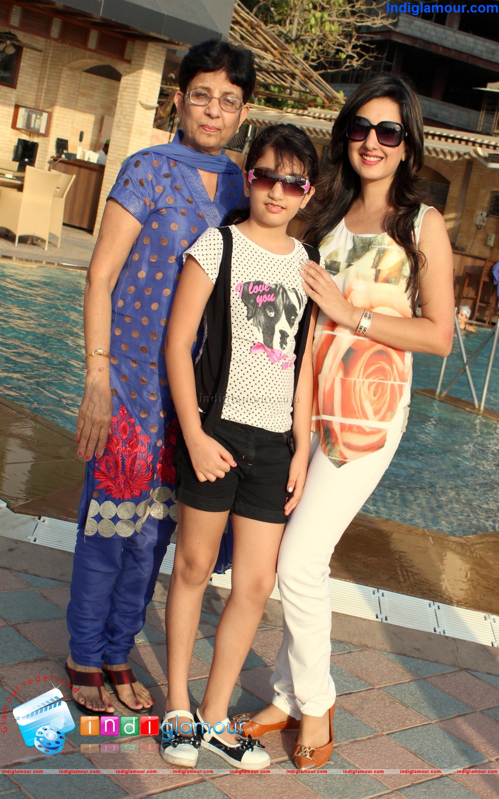 Designer Amy Billimoria Steps Out With Her Daughter Ariyanne Billimoria Event hd photo
