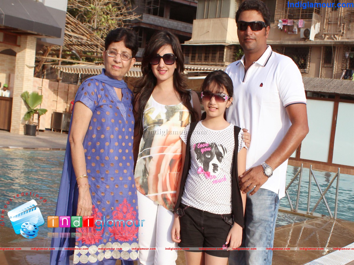 Designer Amy Billimoria Steps Out With Her Daughter Ariyanne Billimoria Event hd photo