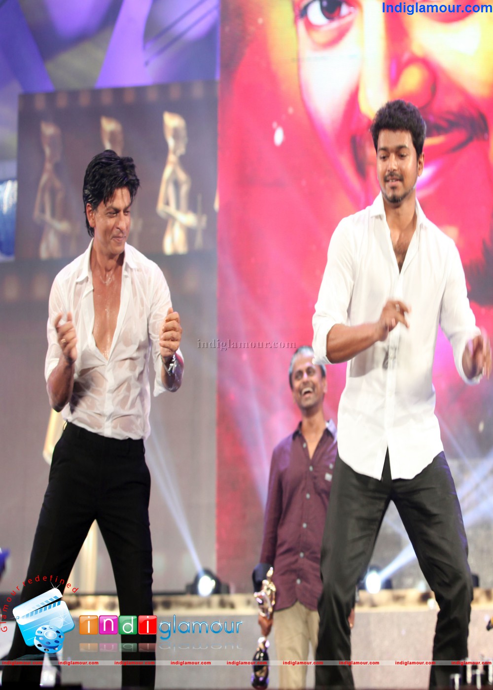 Shahrukh Khan Gets Chevalier Sivaji Award at Vijay Awards Event hd photo