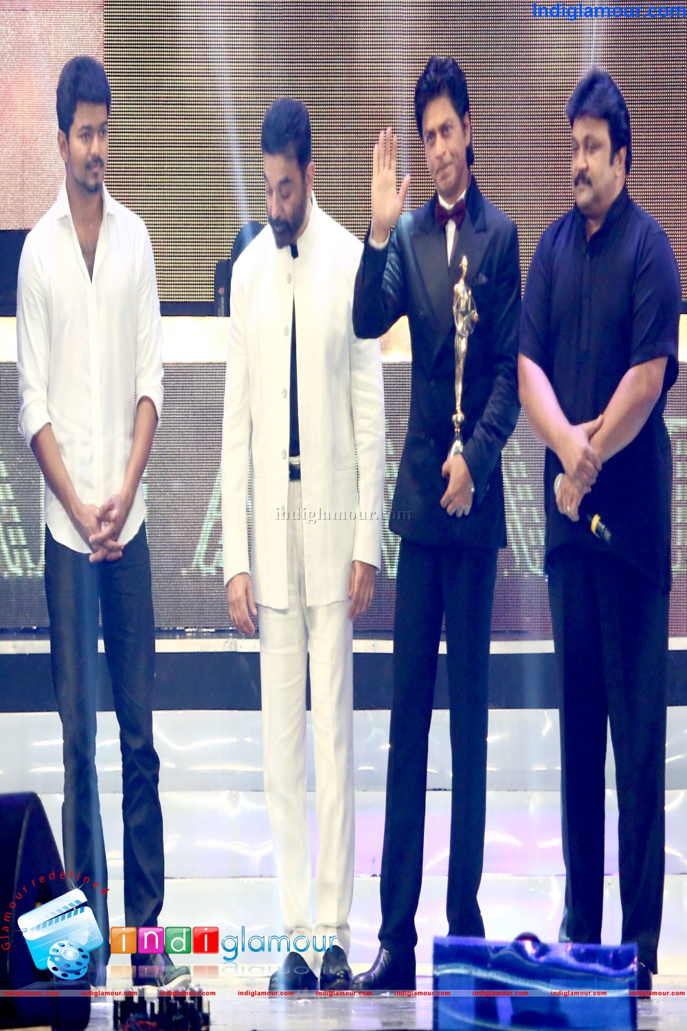 Shahrukh Khan Gets Chevalier Sivaji Award at Vijay Awards Event hd photo