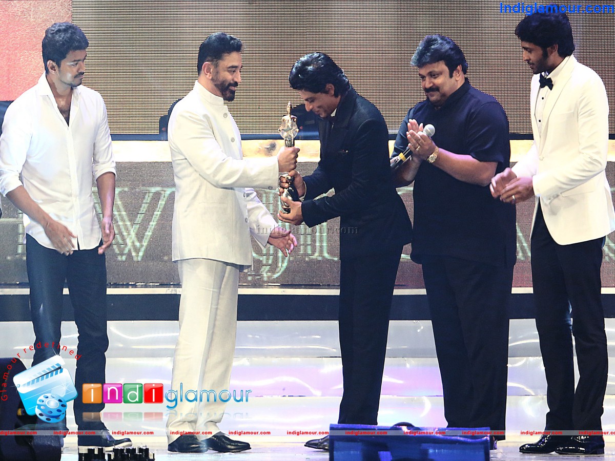 Shahrukh Khan Gets Chevalier Sivaji Award at Vijay Awards Event hd photo