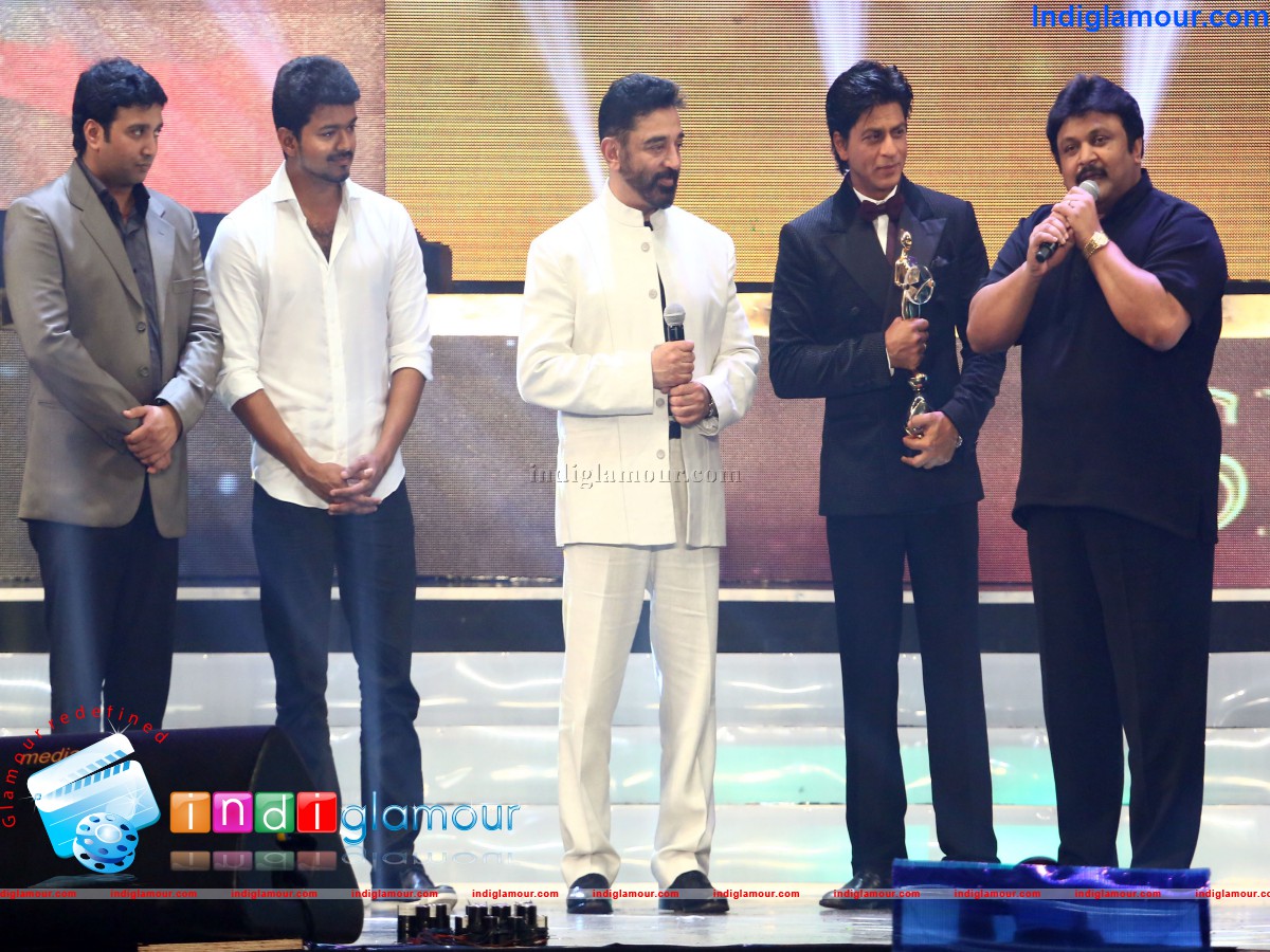 Shahrukh Khan Gets Chevalier Sivaji Award at Vijay Awards Event hd photo