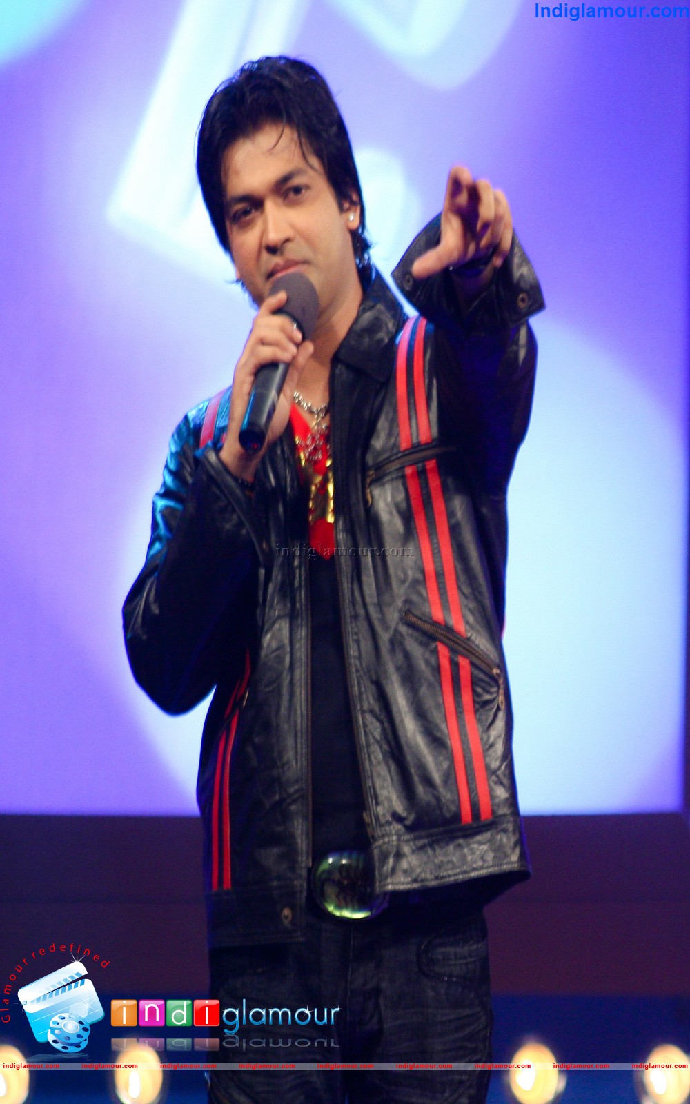 Singer Ravi Tripathi on Fever 104 FM Event hd photo