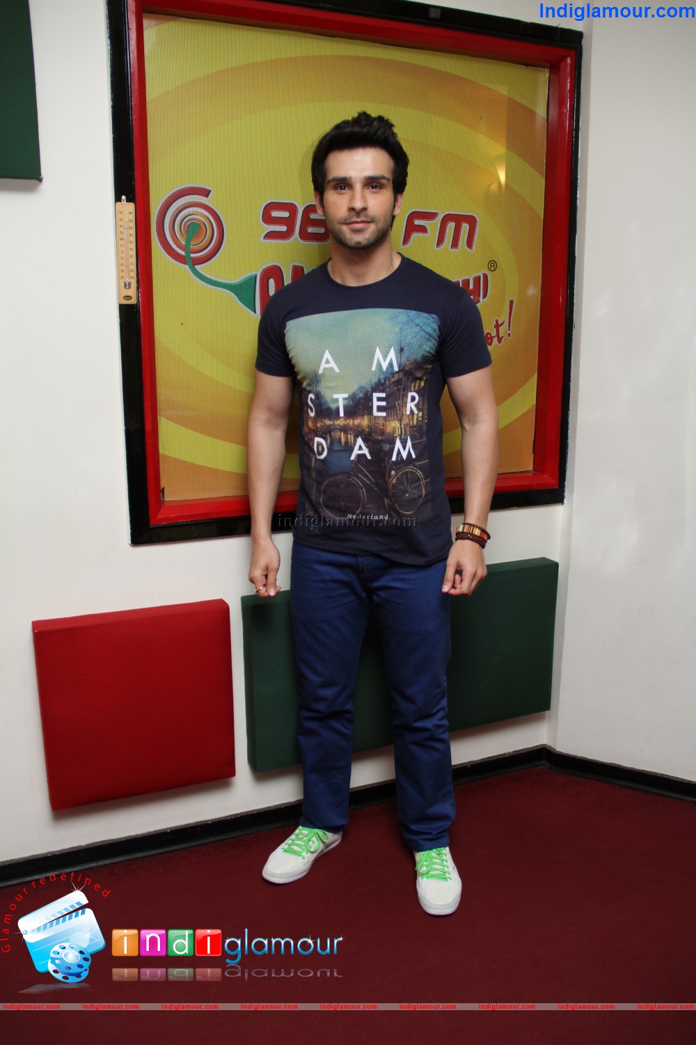 Star Cast of Ramaiya Vastavaiya at Radio Mirchi Mumbai Studio for Movie Promotion Event hd photo