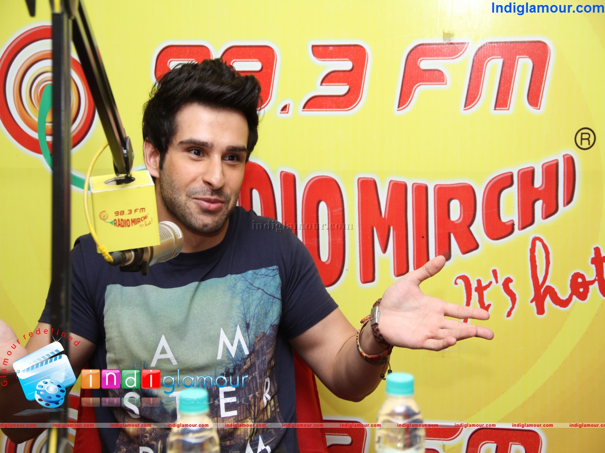 Star Cast of Ramaiya Vastavaiya at Radio Mirchi Mumbai Studio for Movie Promotion Event hd photo