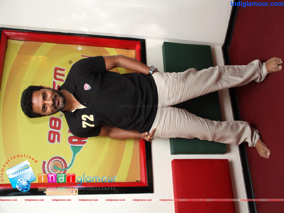 Star Cast of Ramaiya Vastavaiya at Radio Mirchi Mumbai Studio for Movie Promotion Event hd photo