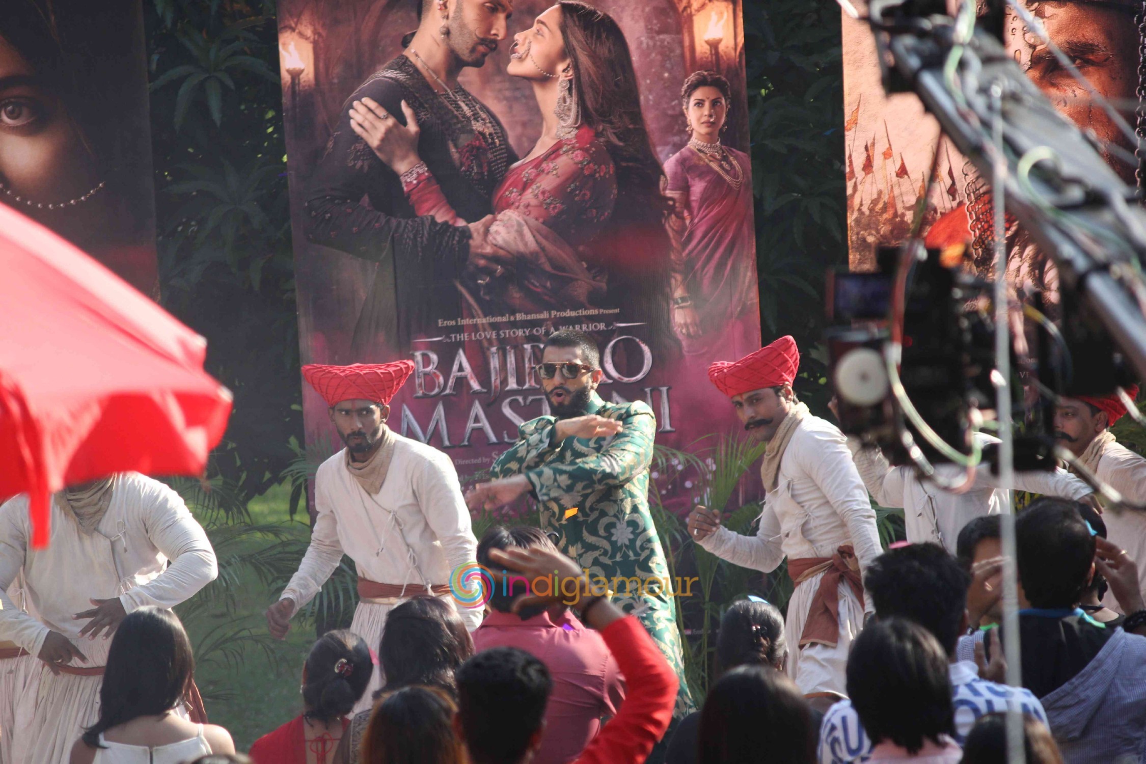 Ranveer Singh and Deepika Padukone on the set of Swaragini Promoting Bajirao Mastani Event hd photo