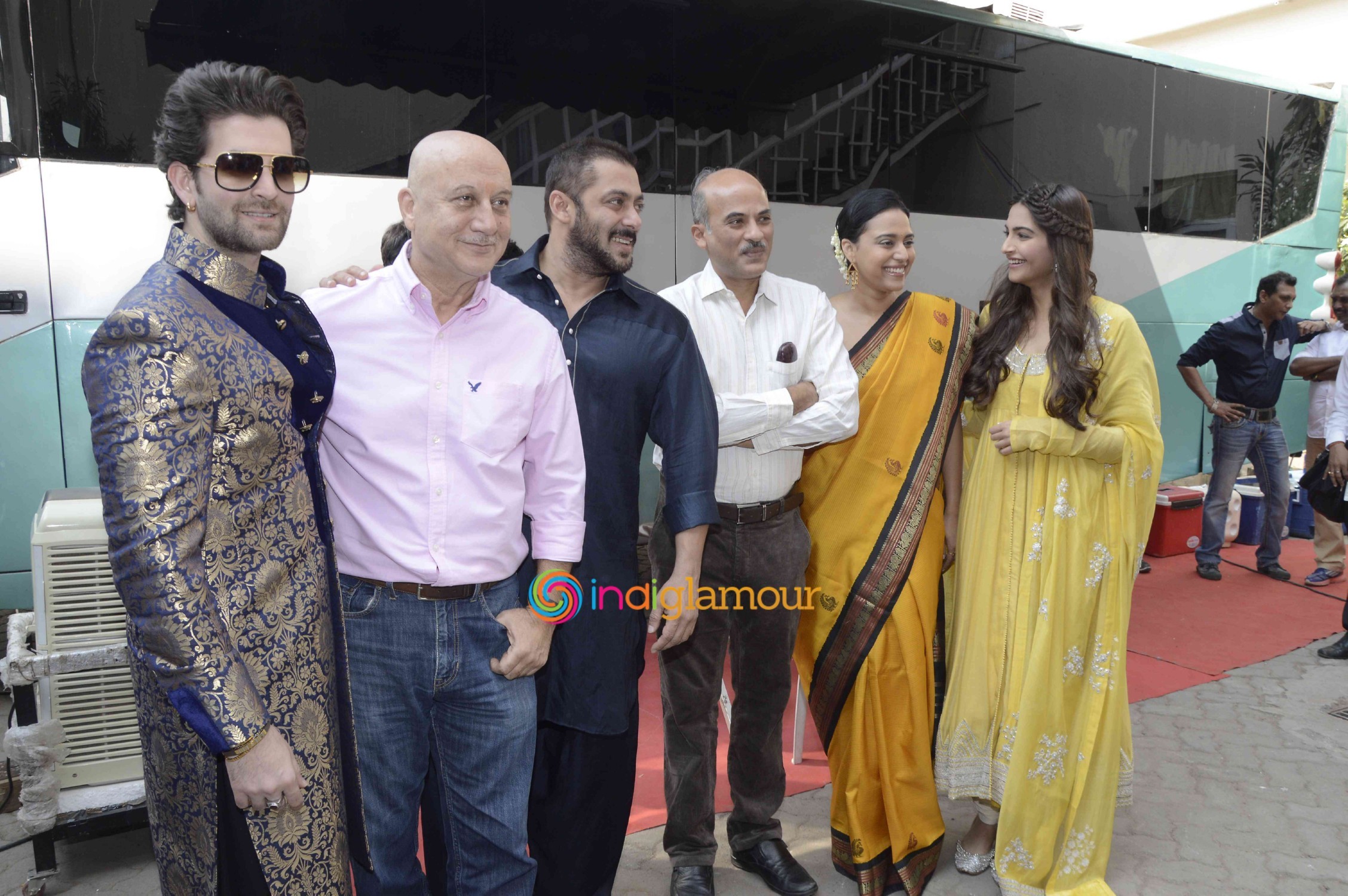 Team of Prem Ratan Dhan Payo Celebrates Diwali with Dharavi Rocks Band Event hd photo