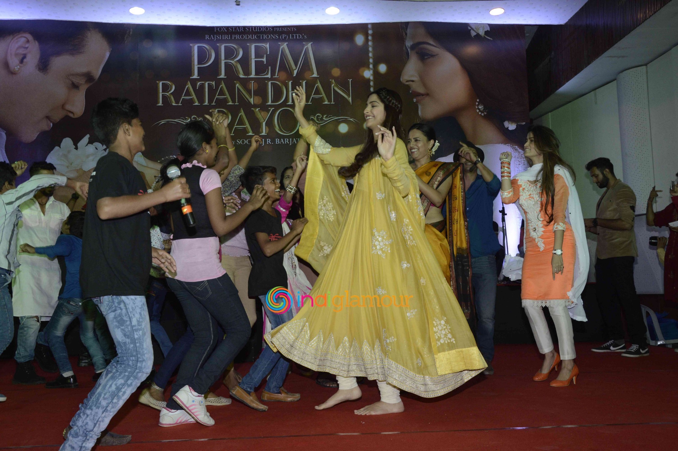 Team of Prem Ratan Dhan Payo Celebrates Diwali with Dharavi Rocks Band Event hd photo