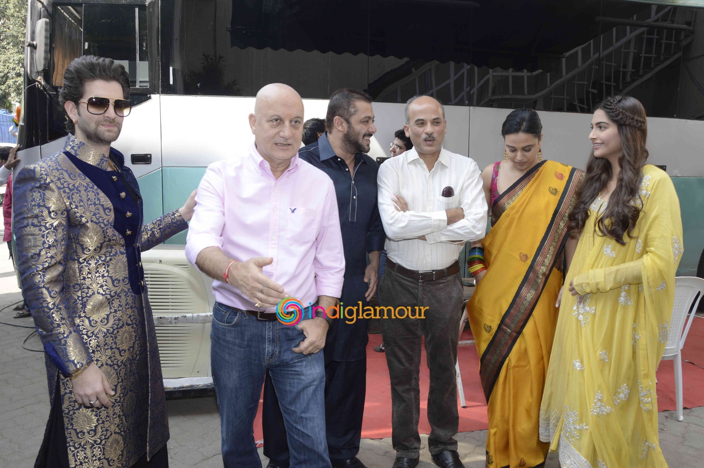 Team of Prem Ratan Dhan Payo Celebrates Diwali with Dharavi Rocks Band Event hd photo