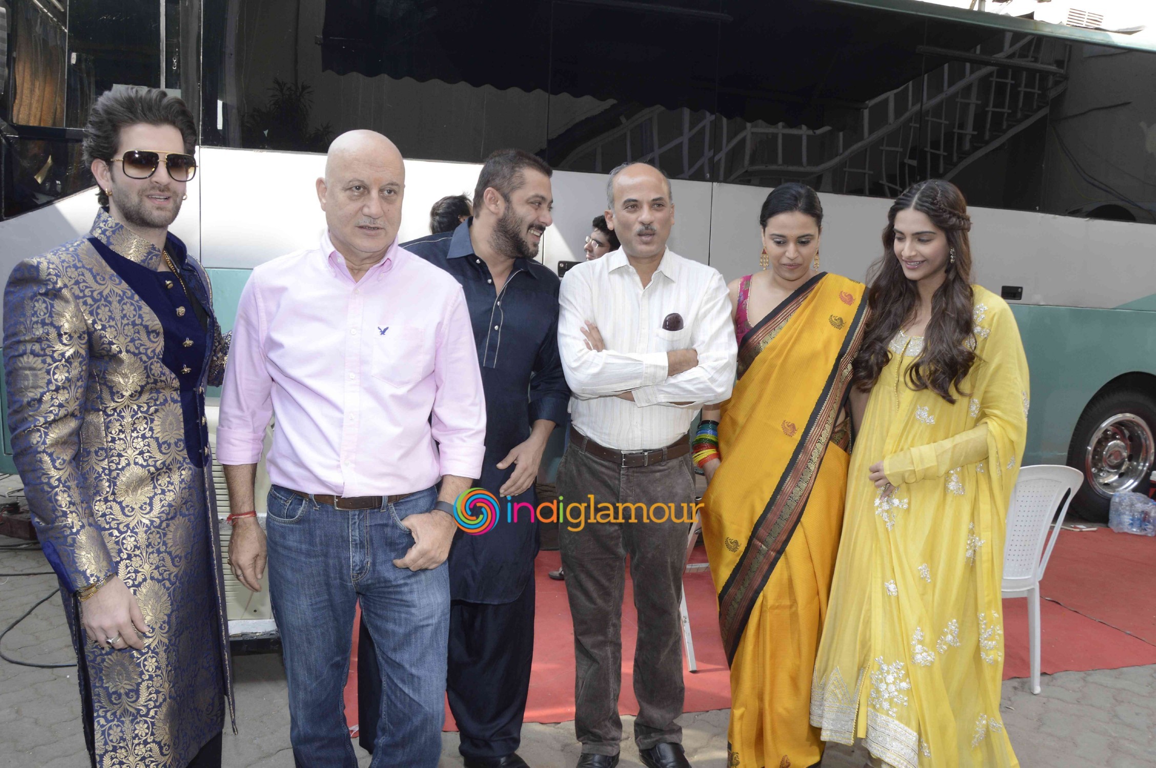 Team of Prem Ratan Dhan Payo Celebrates Diwali with Dharavi Rocks Band Event hd photo