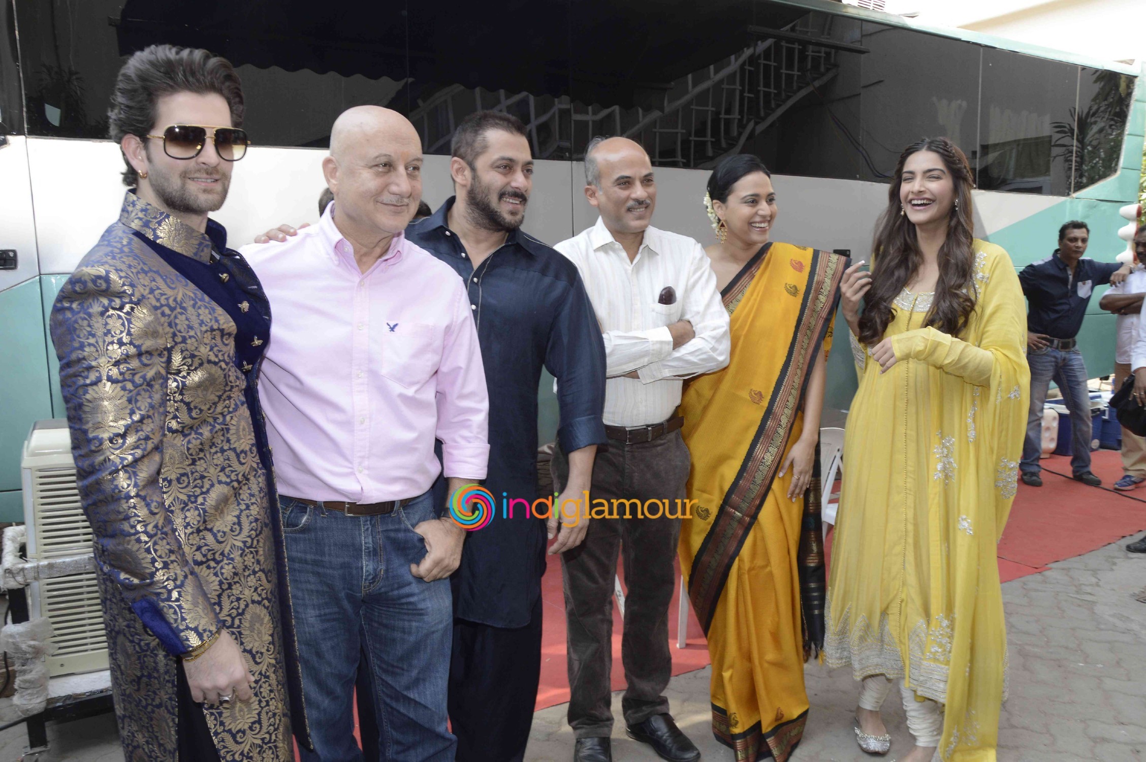 Team of Prem Ratan Dhan Payo Celebrates Diwali with Dharavi Rocks Band Event hd photo
