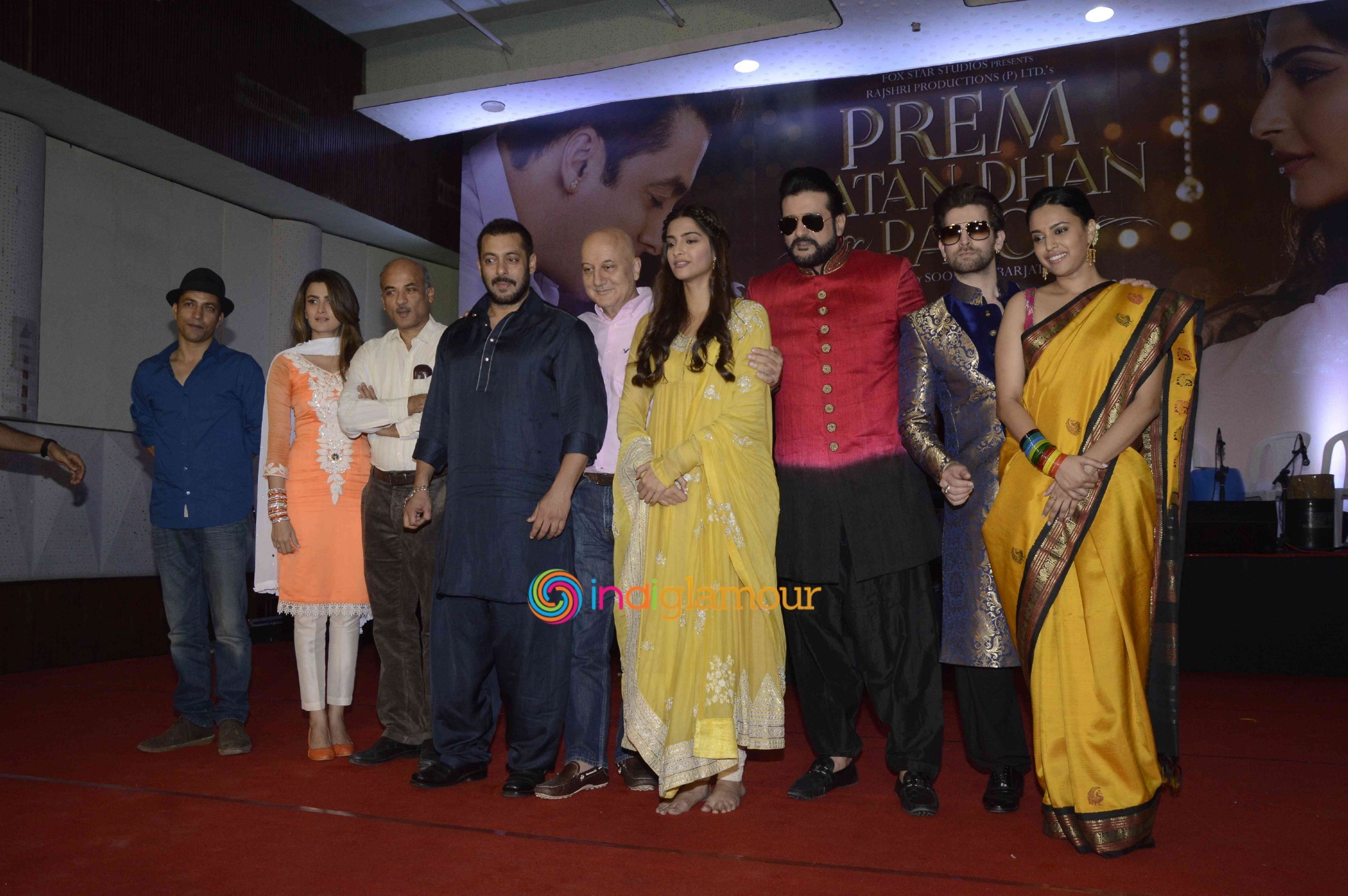 Team of Prem Ratan Dhan Payo Celebrates Diwali with Dharavi Rocks Band Event hd photo