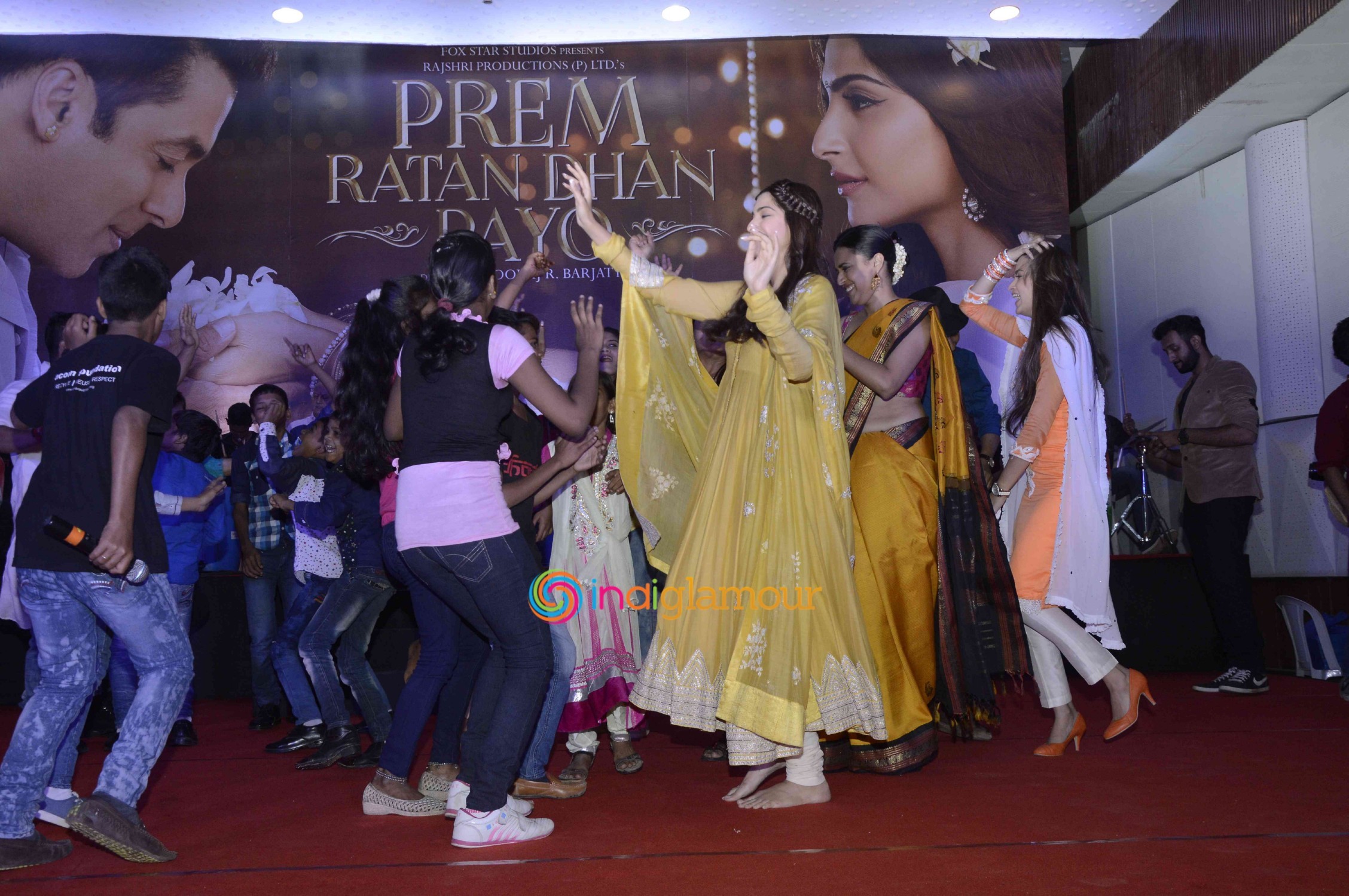 Team of Prem Ratan Dhan Payo Celebrates Diwali with Dharavi Rocks Band Event hd photo