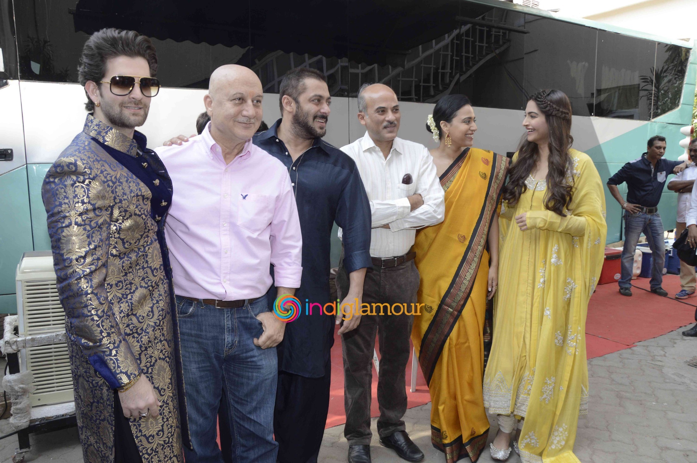 Team of Prem Ratan Dhan Payo Celebrates Diwali with Dharavi Rocks Band Event hd photo