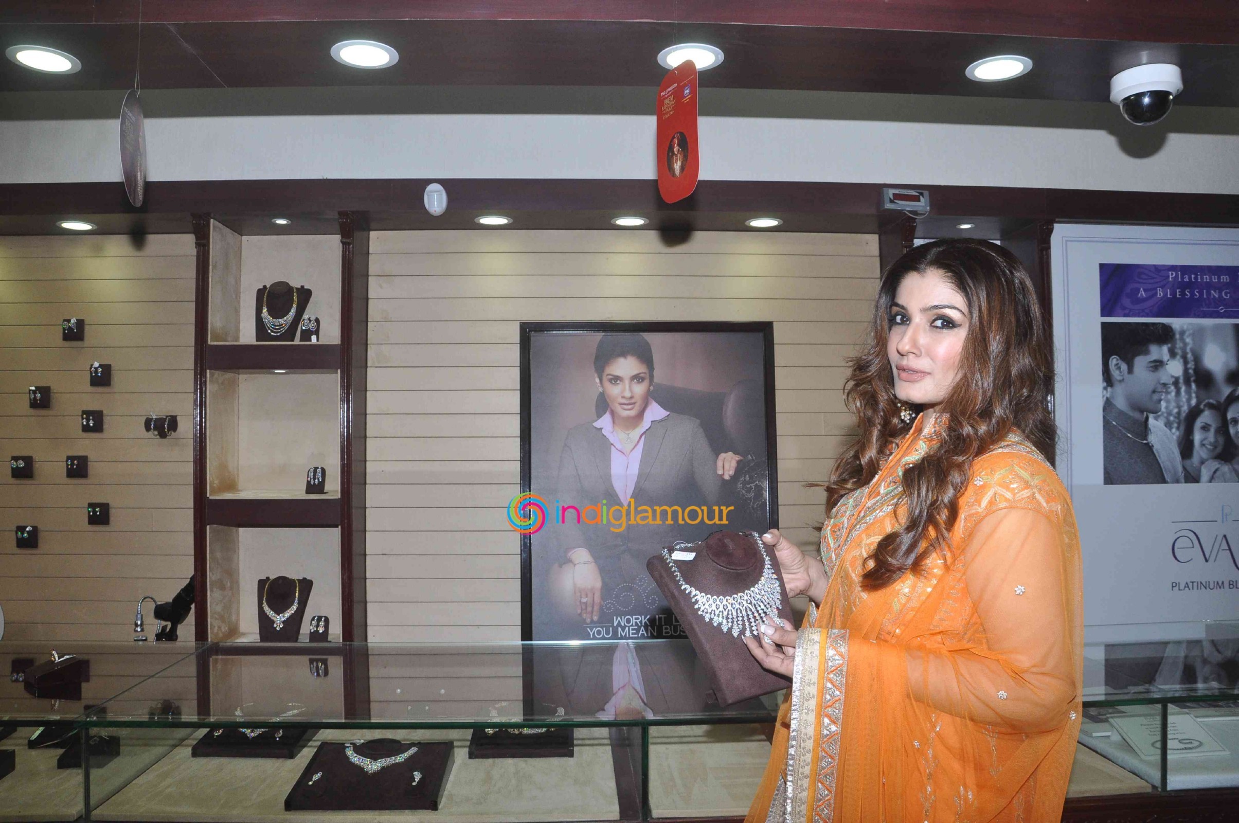 Raveena Tandon Visits P N Gadgil Jewellers Event hd photo