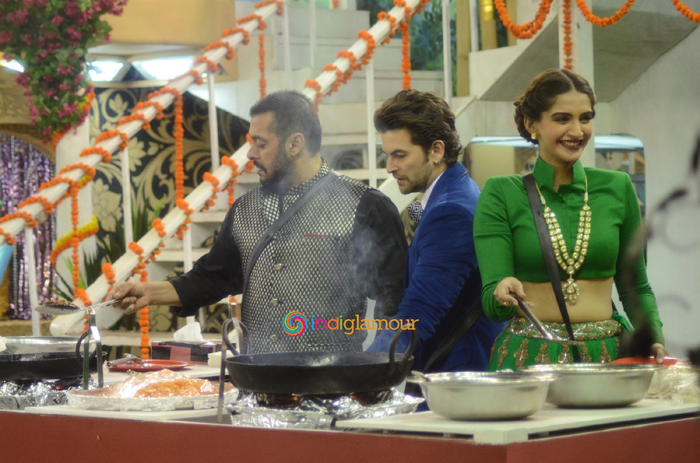 Prem Ratan Dhan Payo Cast Kicks of Diwali Celebrations in the Bigg Boss Double Trouble Event hd photo