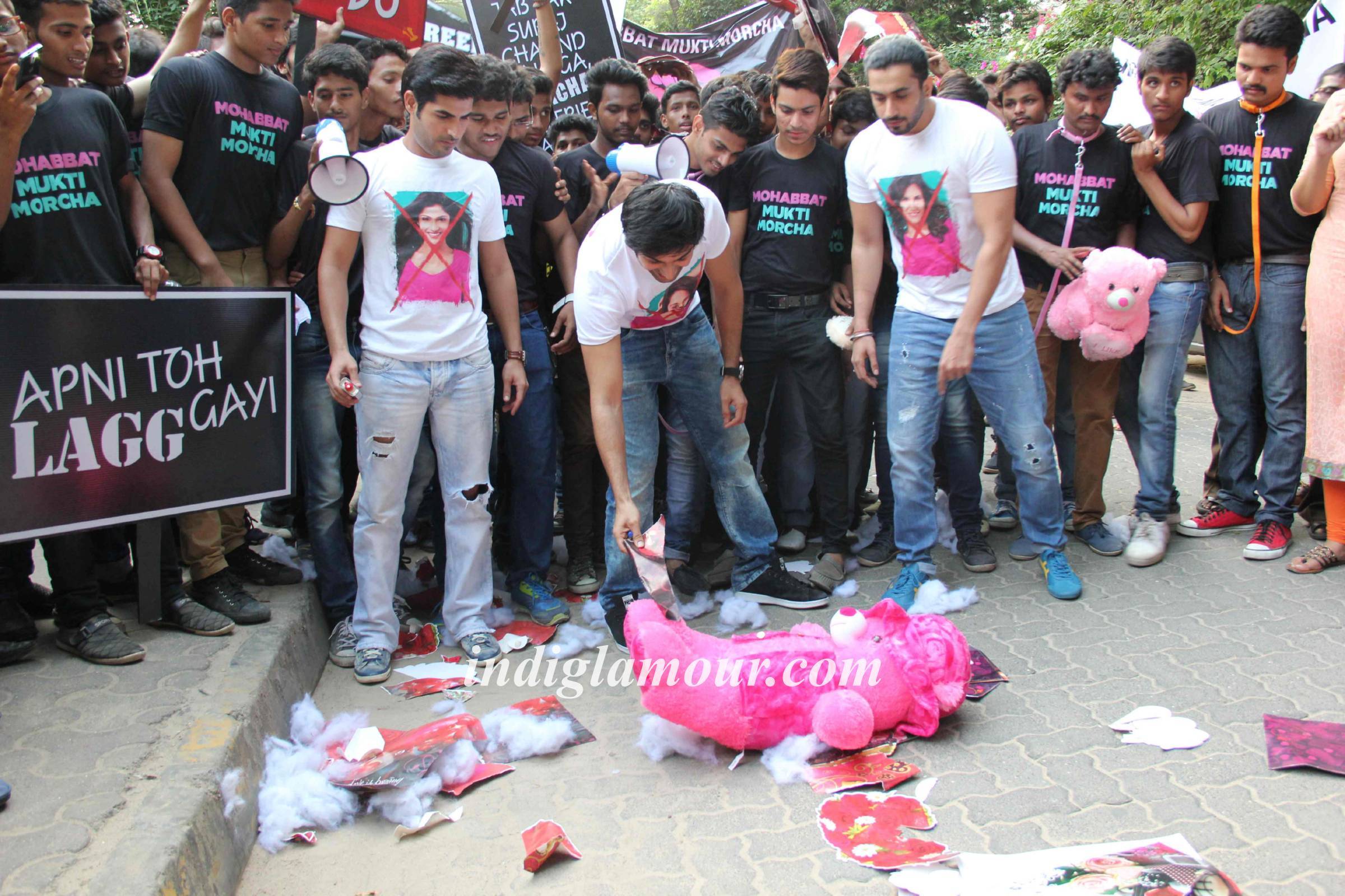Mohabbat Mukti Morcha with Star Cast of Pyaar Ka Punchnama 2 Event hd photo