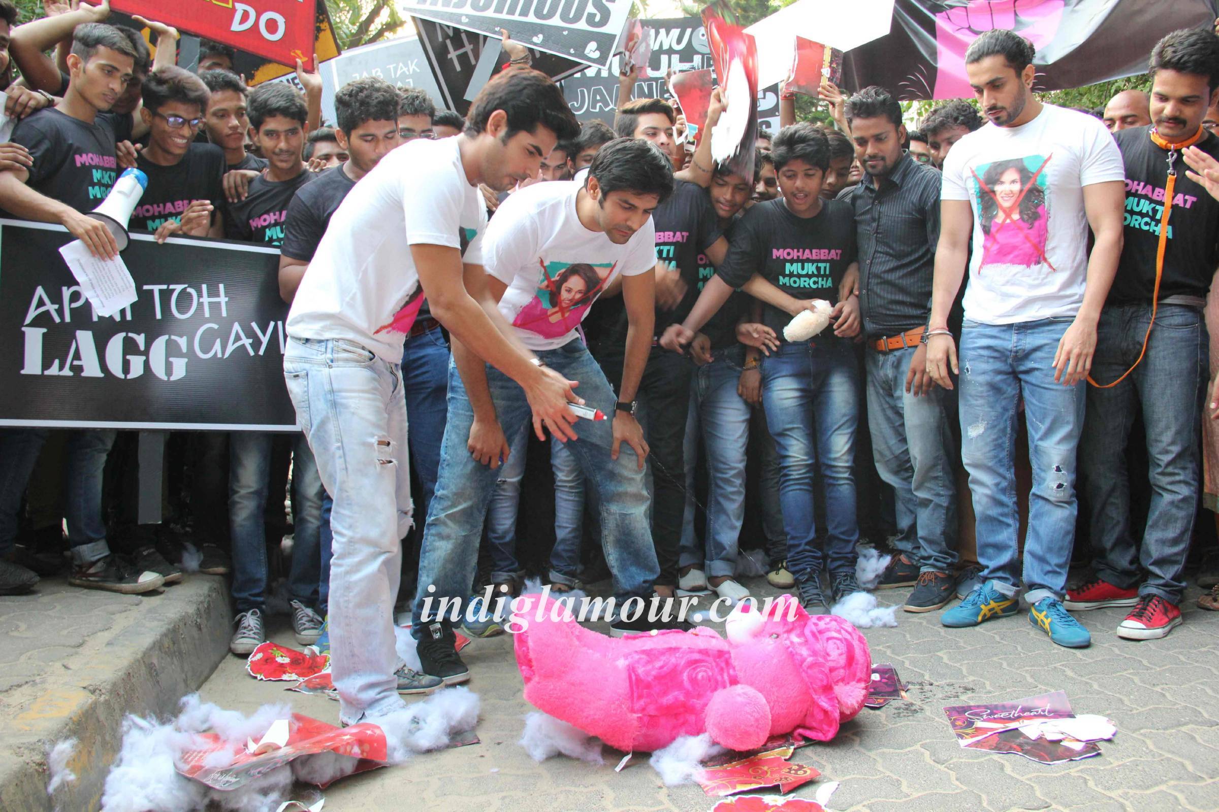 Mohabbat Mukti Morcha with Star Cast of Pyaar Ka Punchnama 2 Event hd photo