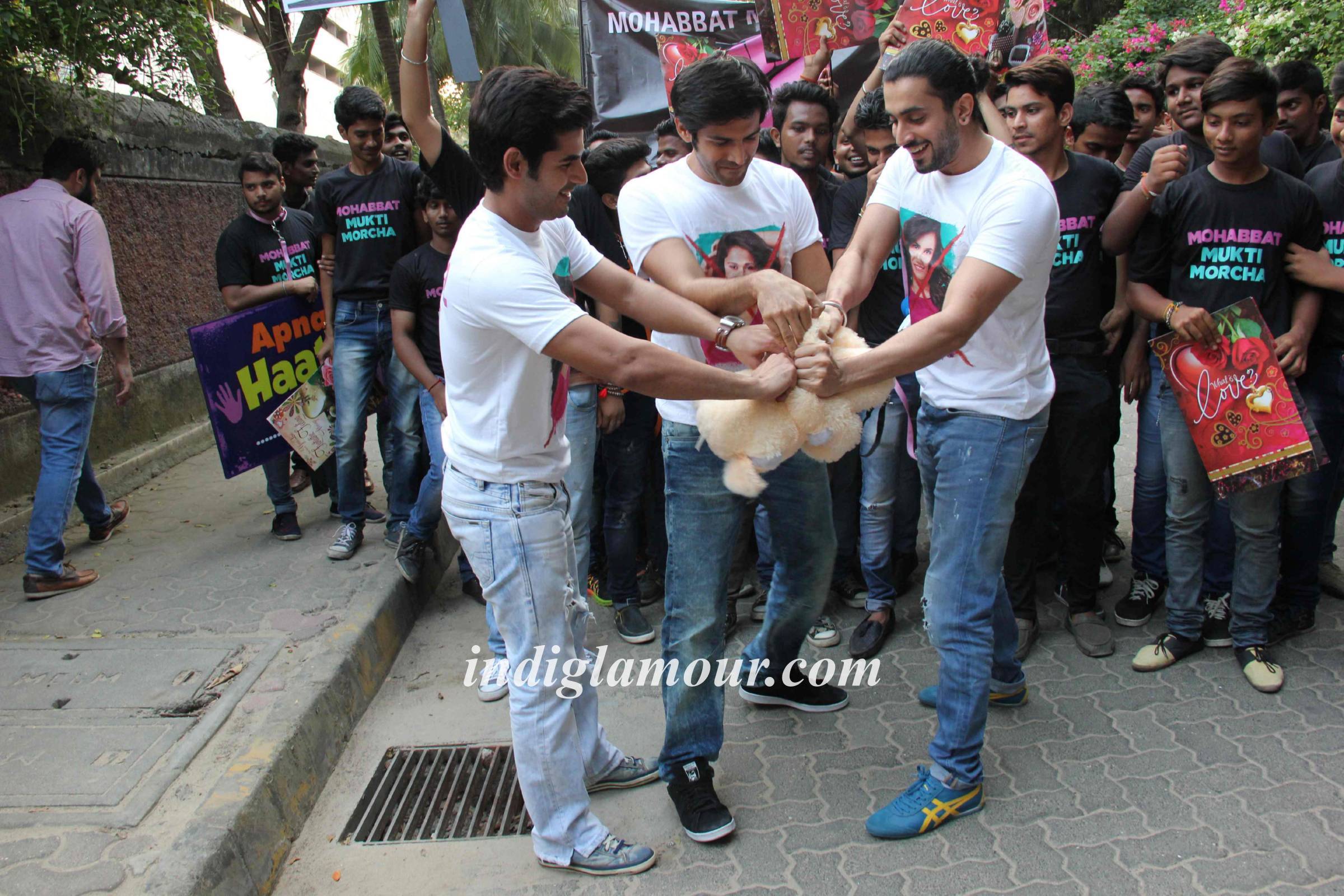 Mohabbat Mukti Morcha with Star Cast of Pyaar Ka Punchnama 2 Event hd photo