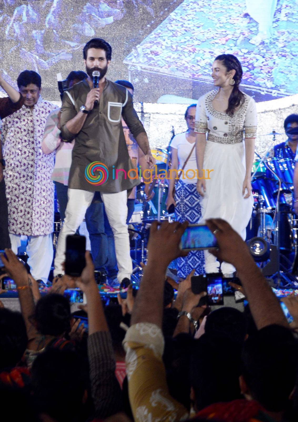 Shahid Kapoor and Alia Bhatt Perform Garba At Ghatkopar Event hd photo