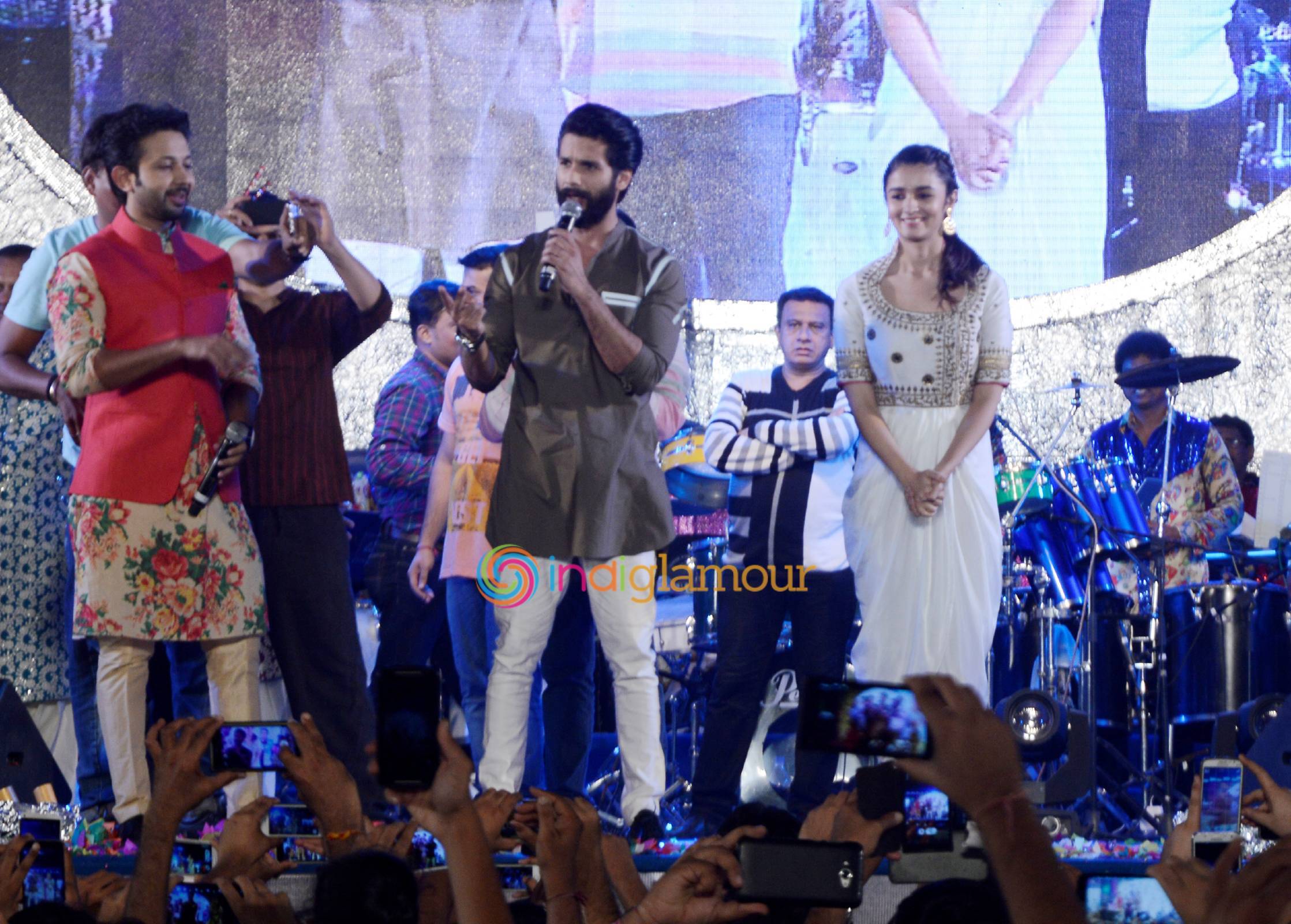 Shahid Kapoor and Alia Bhatt Perform Garba At Ghatkopar Event hd photo