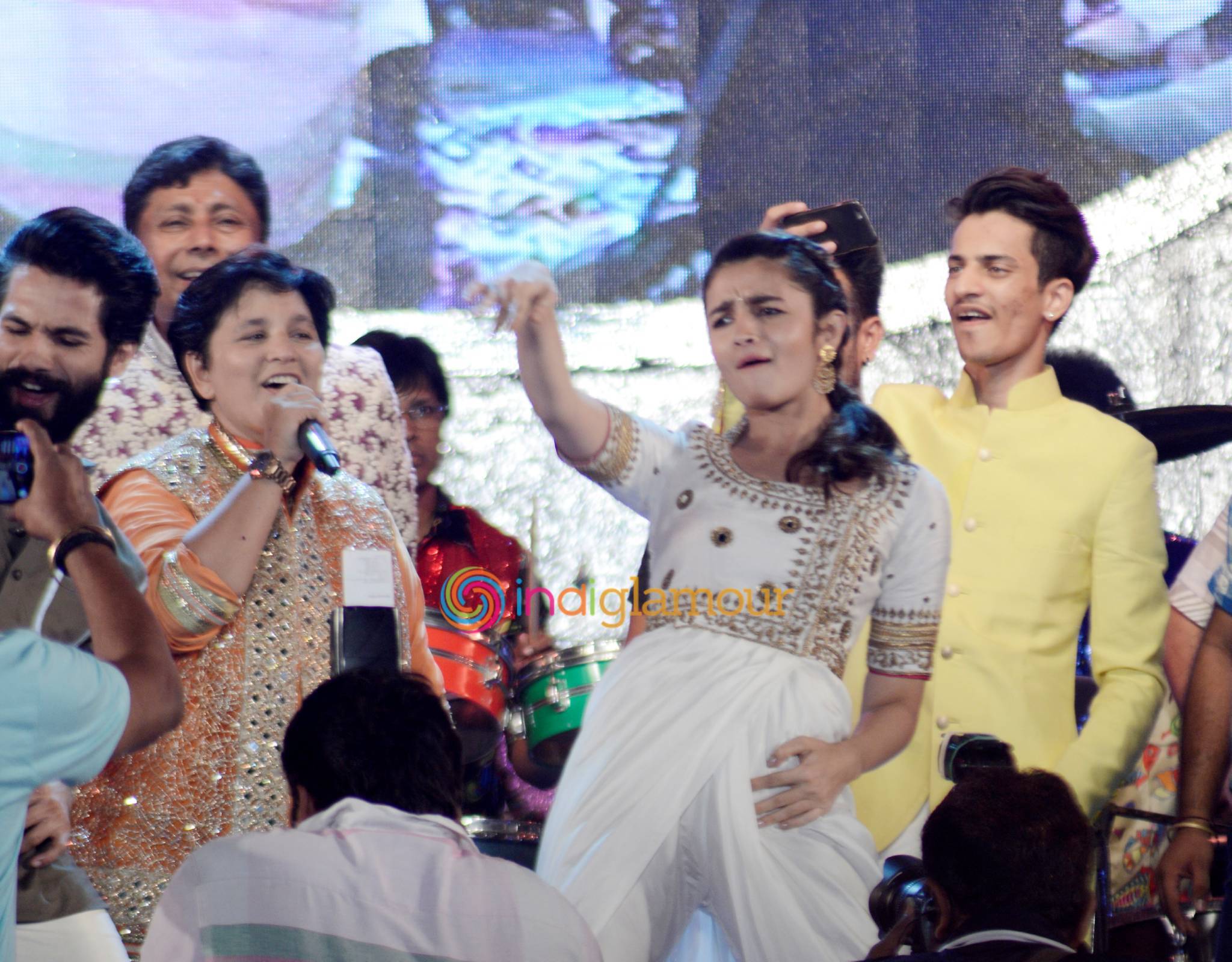 Shahid Kapoor and Alia Bhatt Perform Garba At Ghatkopar Event hd photo