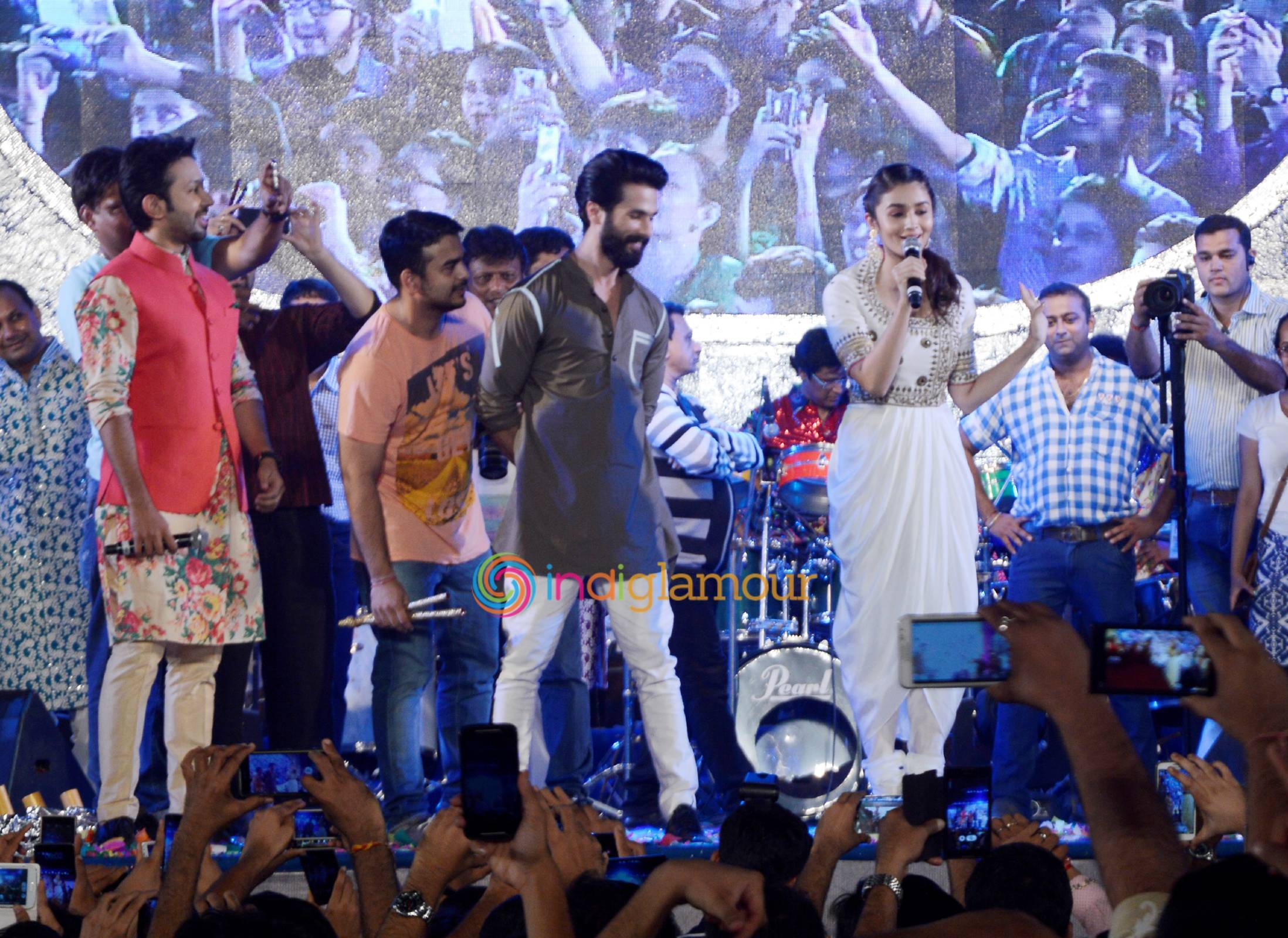Shahid Kapoor and Alia Bhatt Perform Garba At Ghatkopar Event hd photo