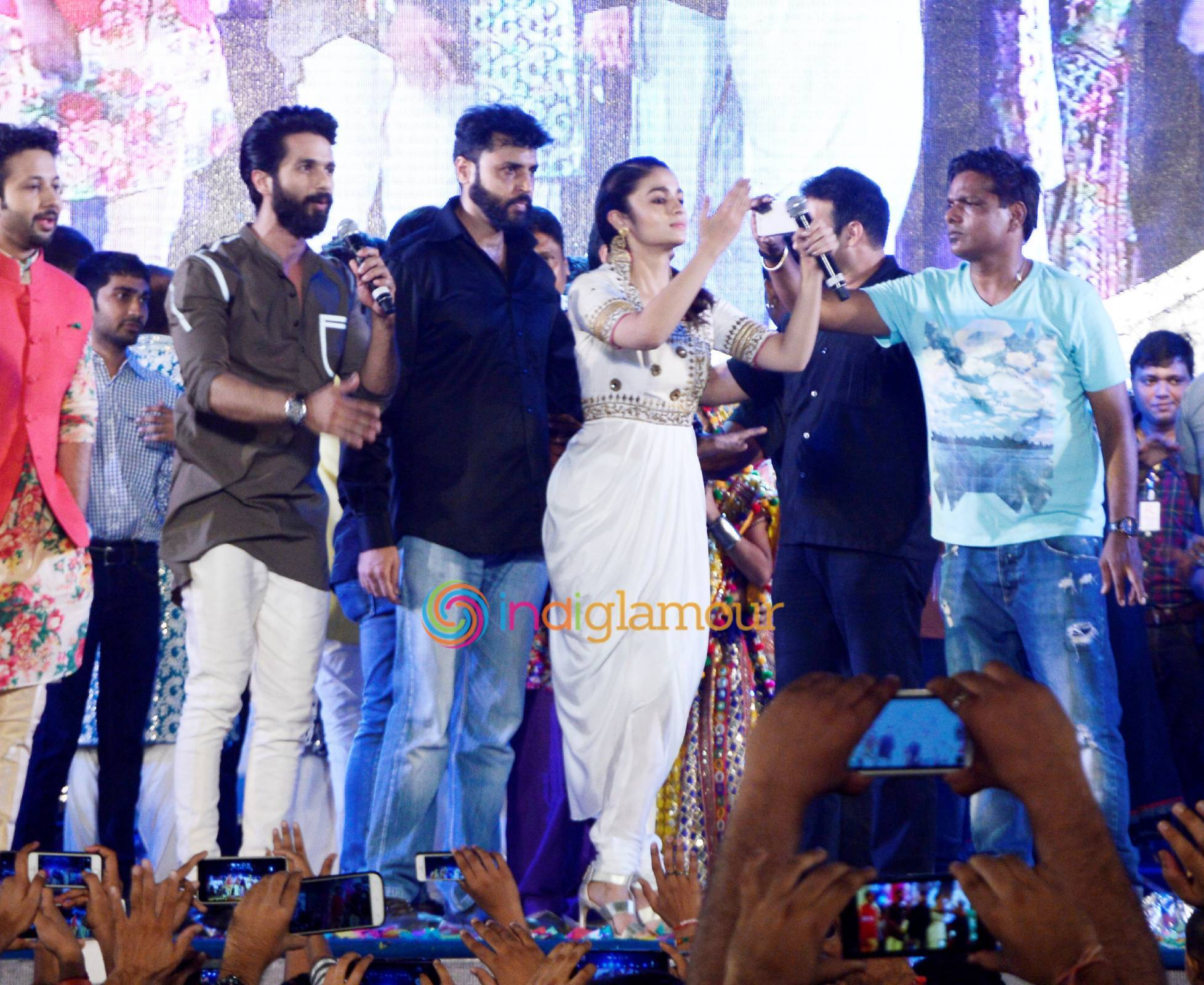 Shahid Kapoor and Alia Bhatt Perform Garba At Ghatkopar Event hd photo