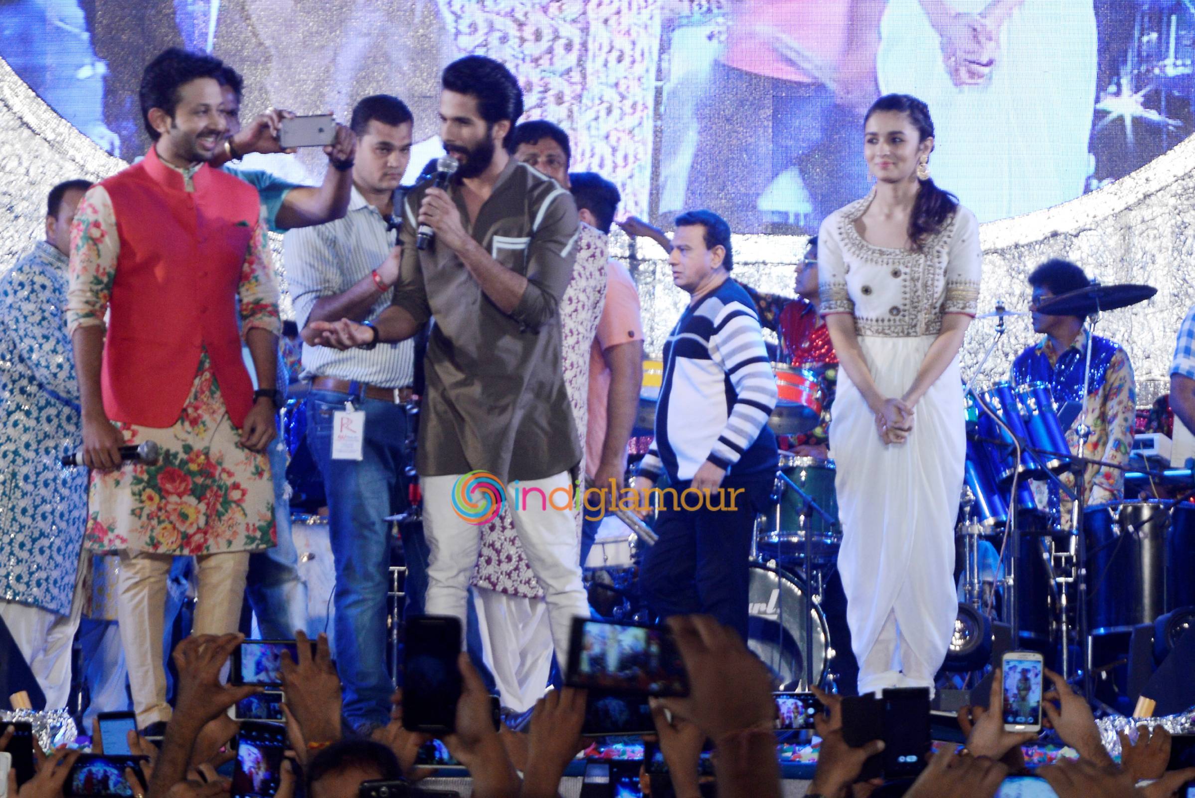 Shahid Kapoor and Alia Bhatt Perform Garba At Ghatkopar Event hd photo