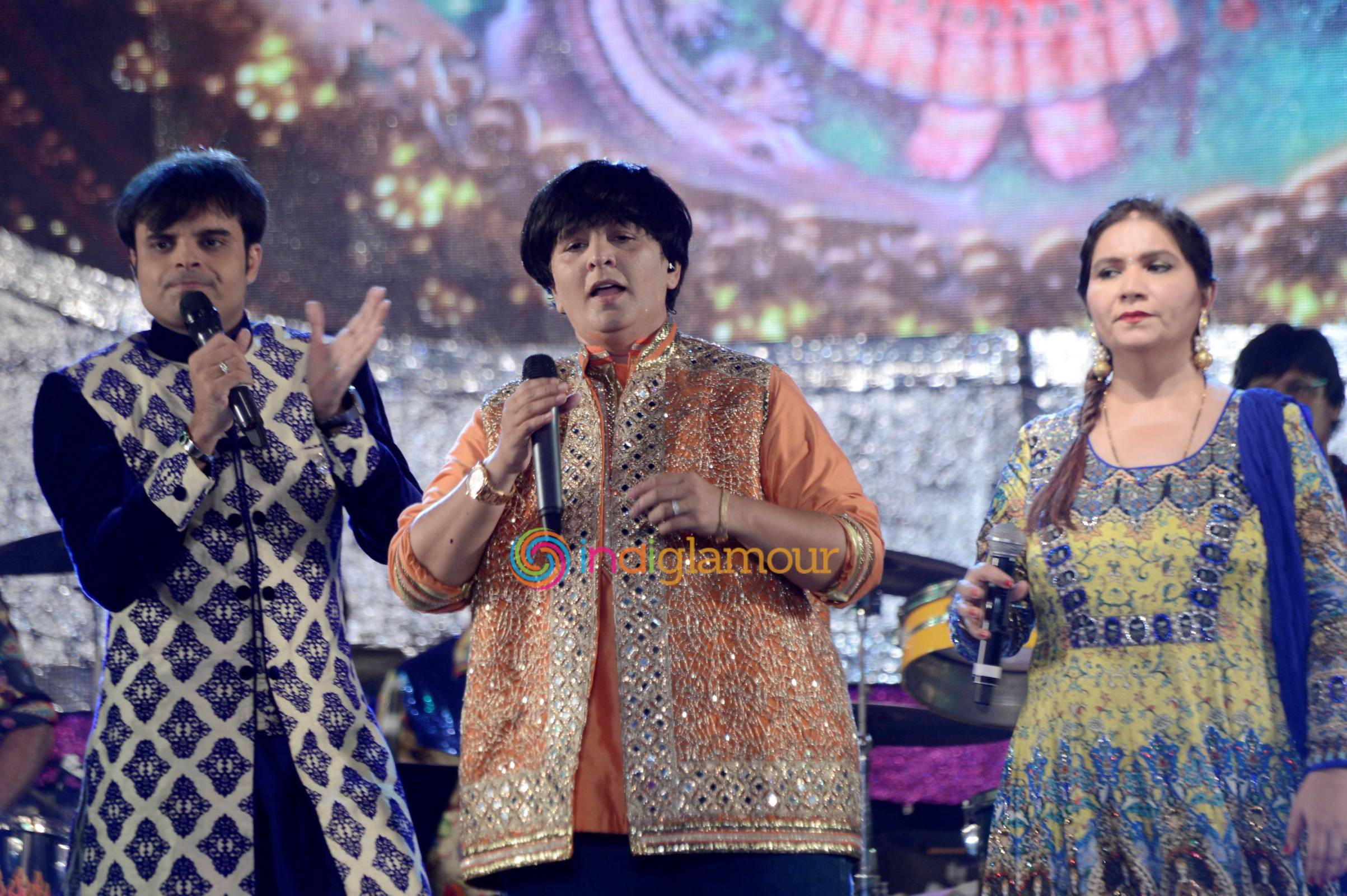 Shahid Kapoor and Alia Bhatt Perform Garba At Ghatkopar Event hd photo