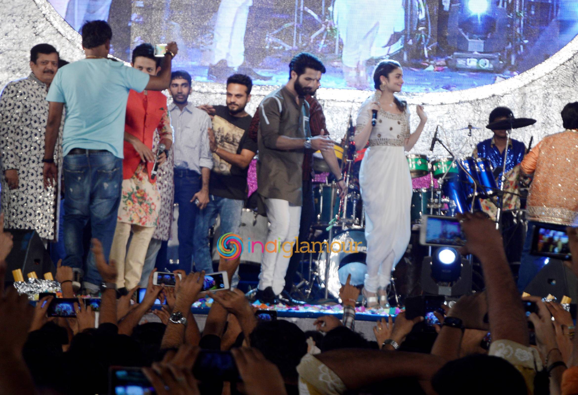 Shahid Kapoor and Alia Bhatt Perform Garba At Ghatkopar Event hd photo