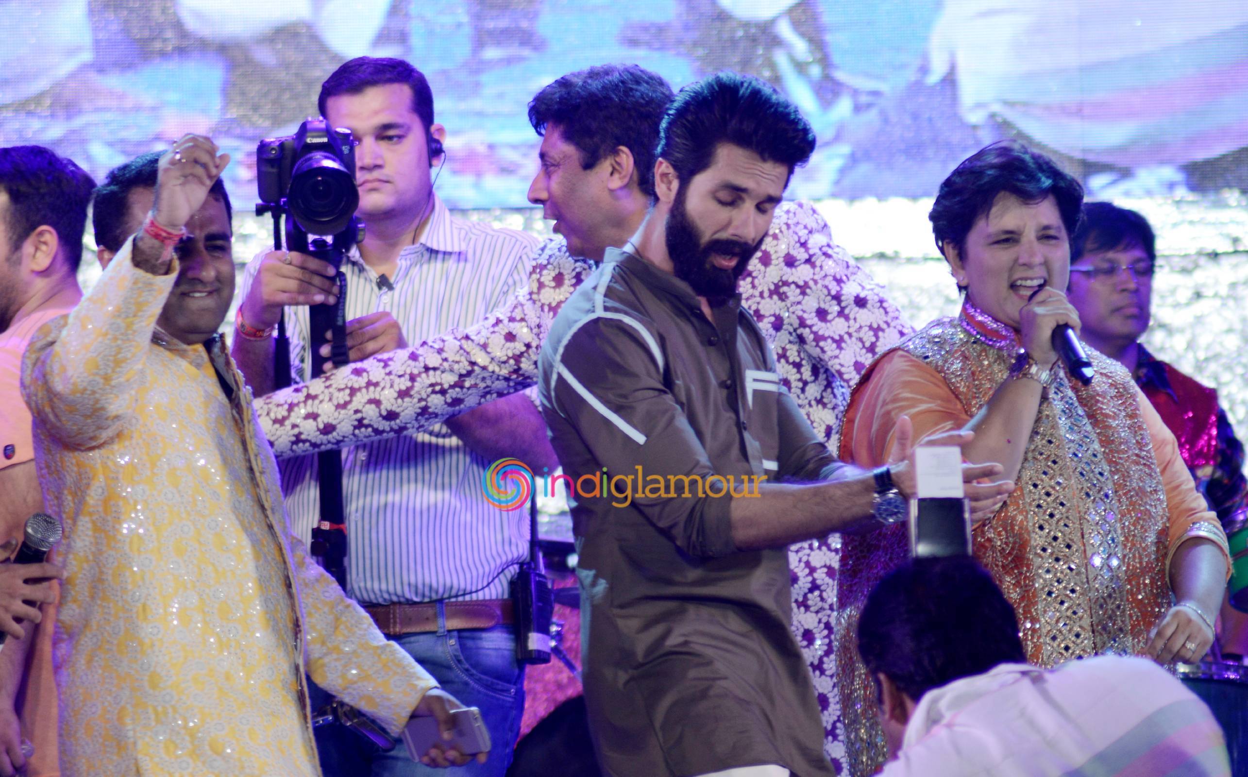 Shahid Kapoor and Alia Bhatt Perform Garba At Ghatkopar Event hd photo