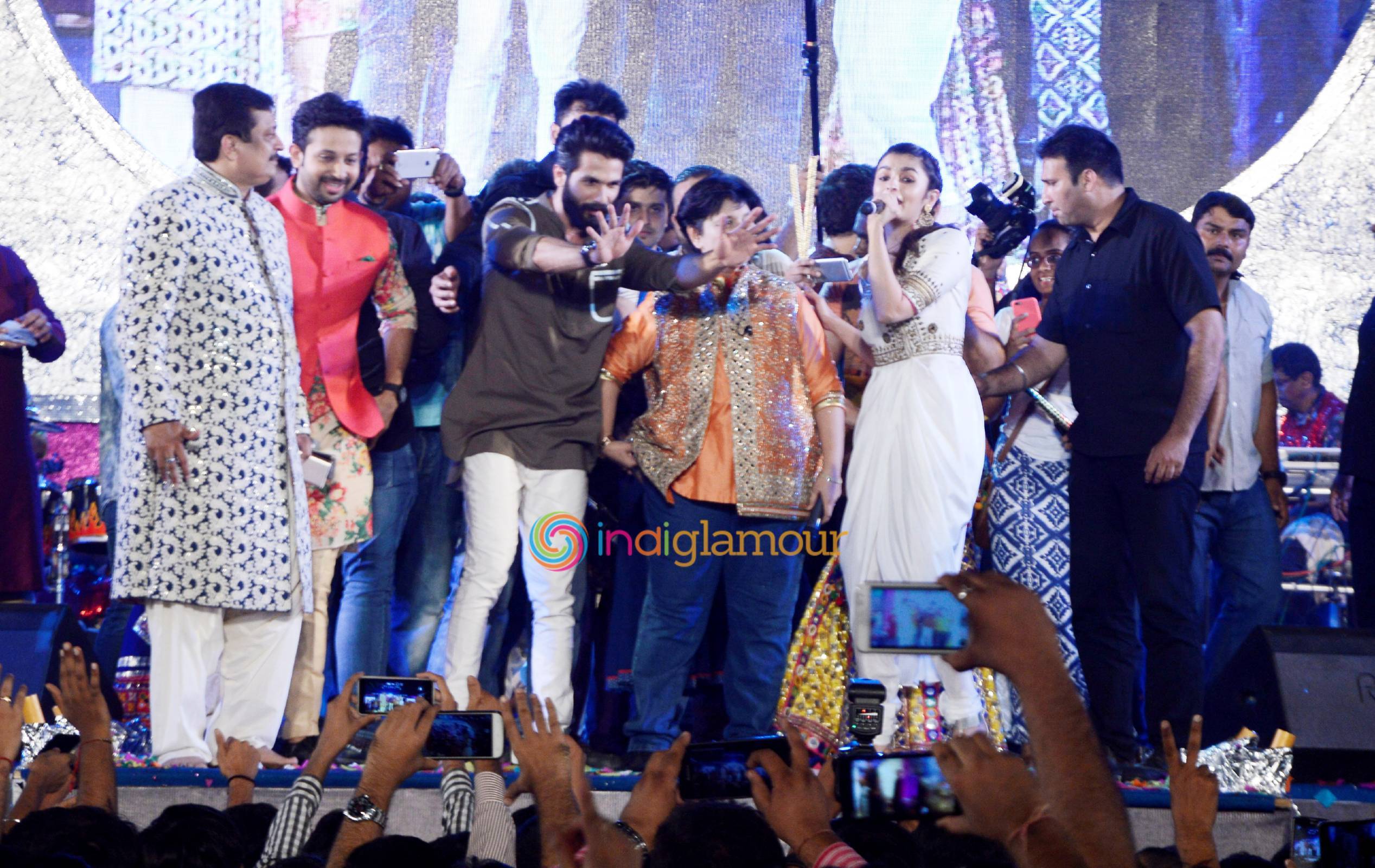 Shahid Kapoor and Alia Bhatt Perform Garba At Ghatkopar Event hd photo