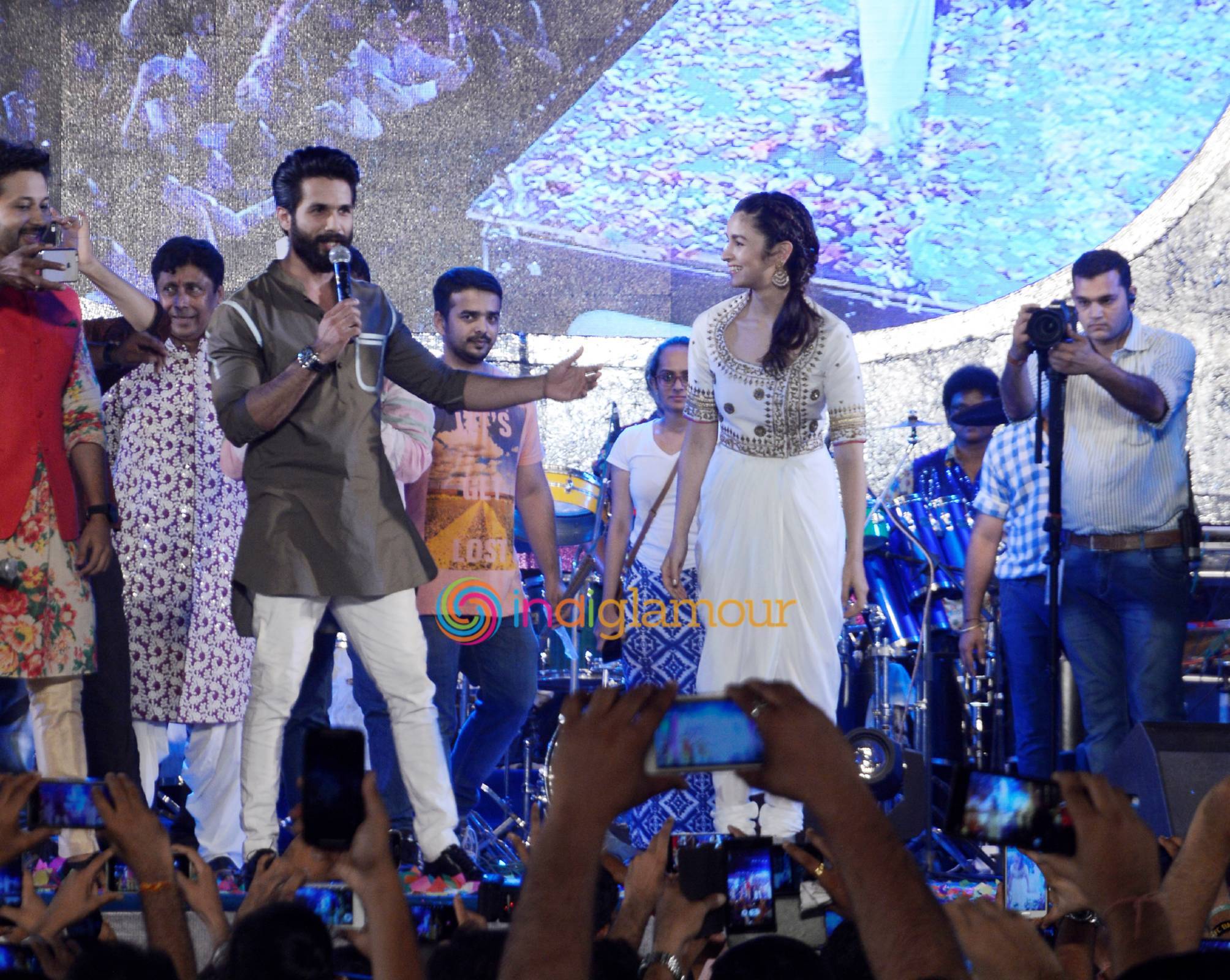 Shahid Kapoor and Alia Bhatt Perform Garba At Ghatkopar Event hd photo