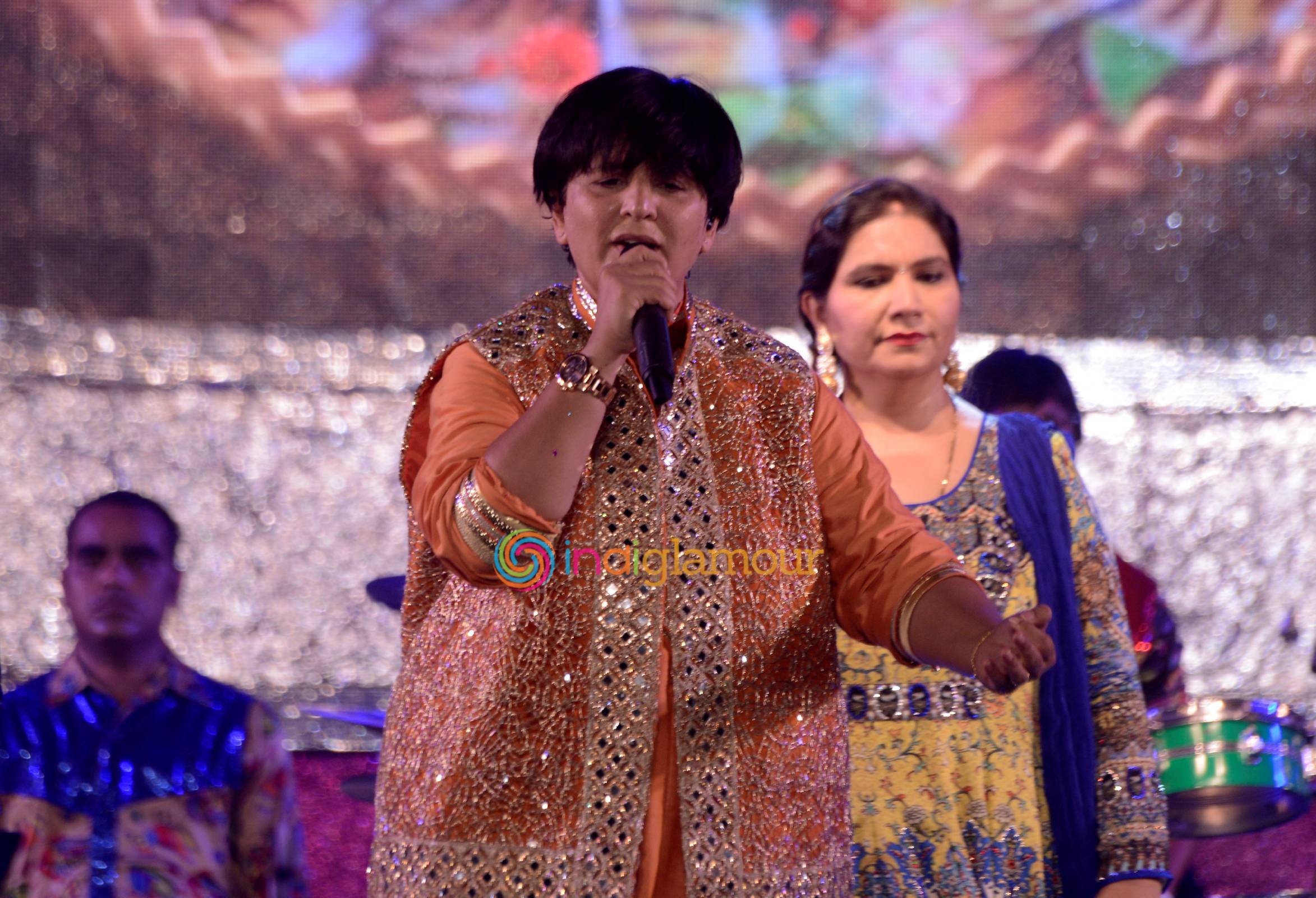 Shahid Kapoor and Alia Bhatt Perform Garba At Ghatkopar Event hd photo